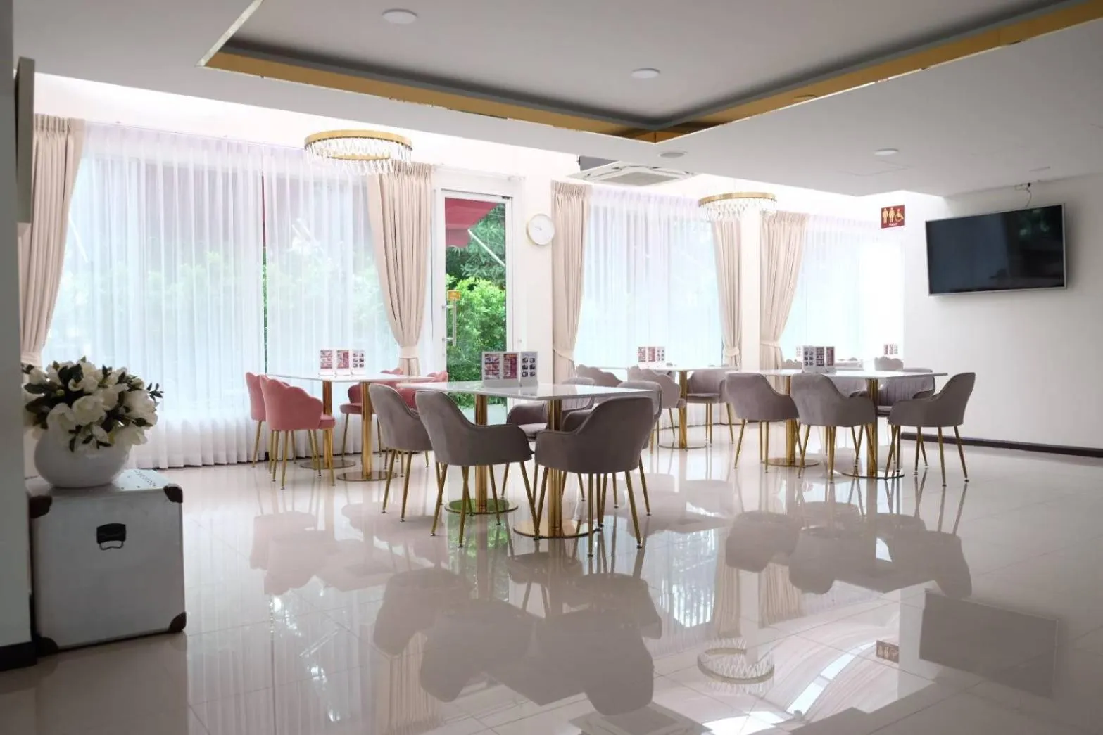 Restaurant/places to eat in Christella Hotel Laemchabang