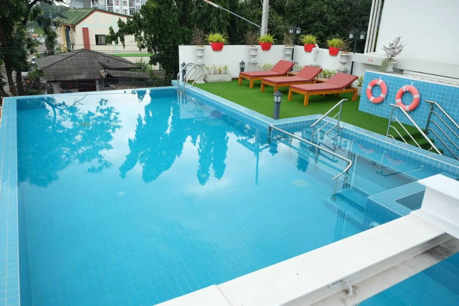 Swimming pool in Christella Hotel Laemchabang