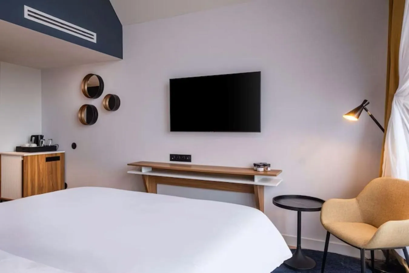 TV and multimedia, Bed in Radisson Blu Grand Hotel & Spa, Malo-Les-Bains