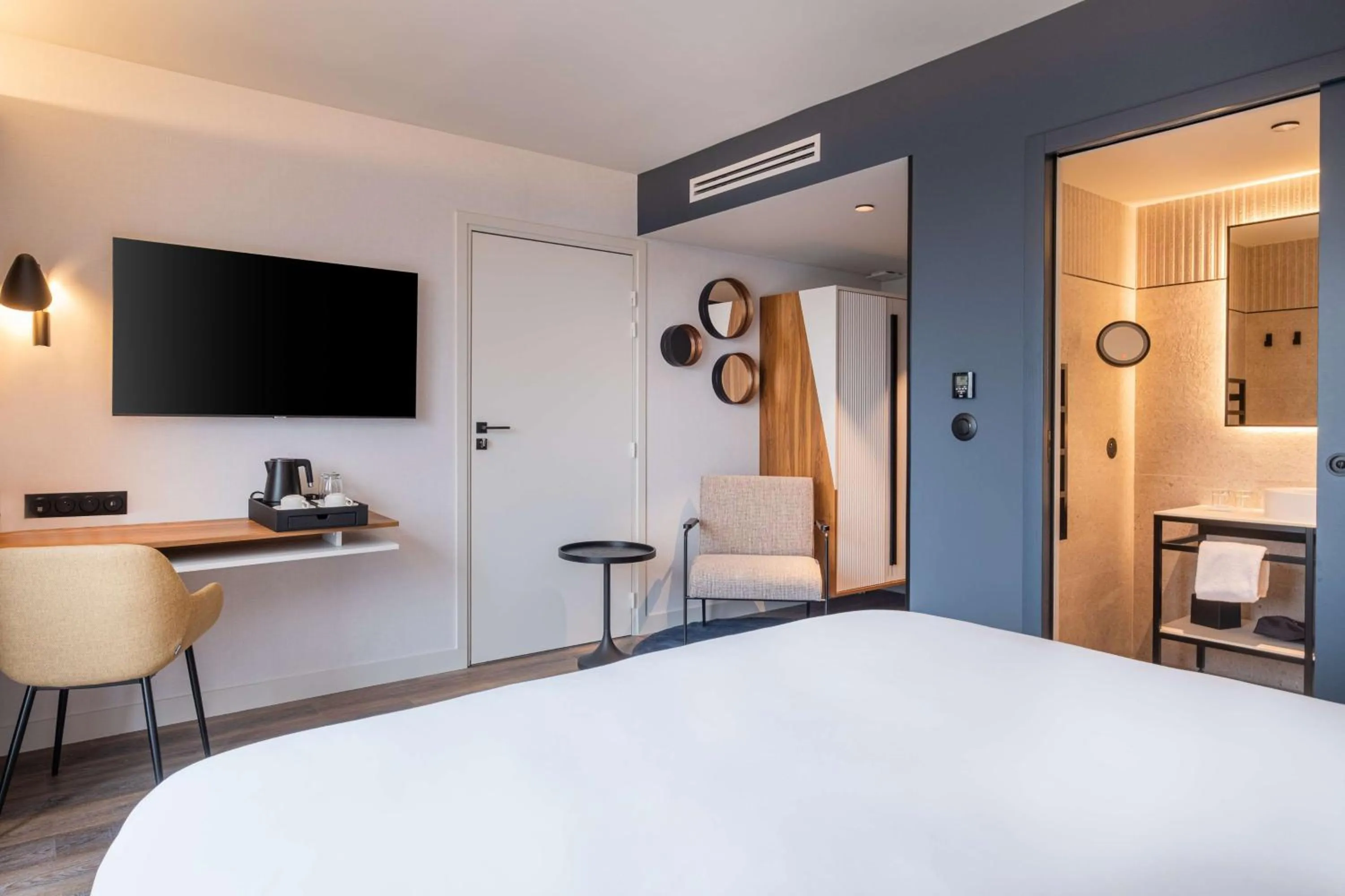 Bedroom, Bed in Radisson Blu Grand Hotel & Spa, Malo-Les-Bains