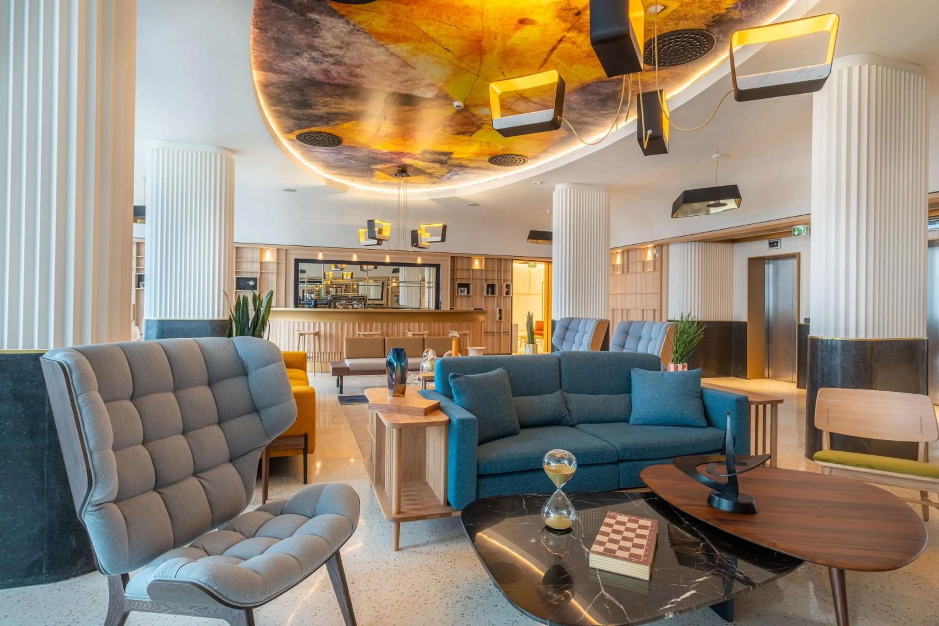 Lounge or bar in Radisson Blu Grand Hotel & Spa, Malo-Les-Bains