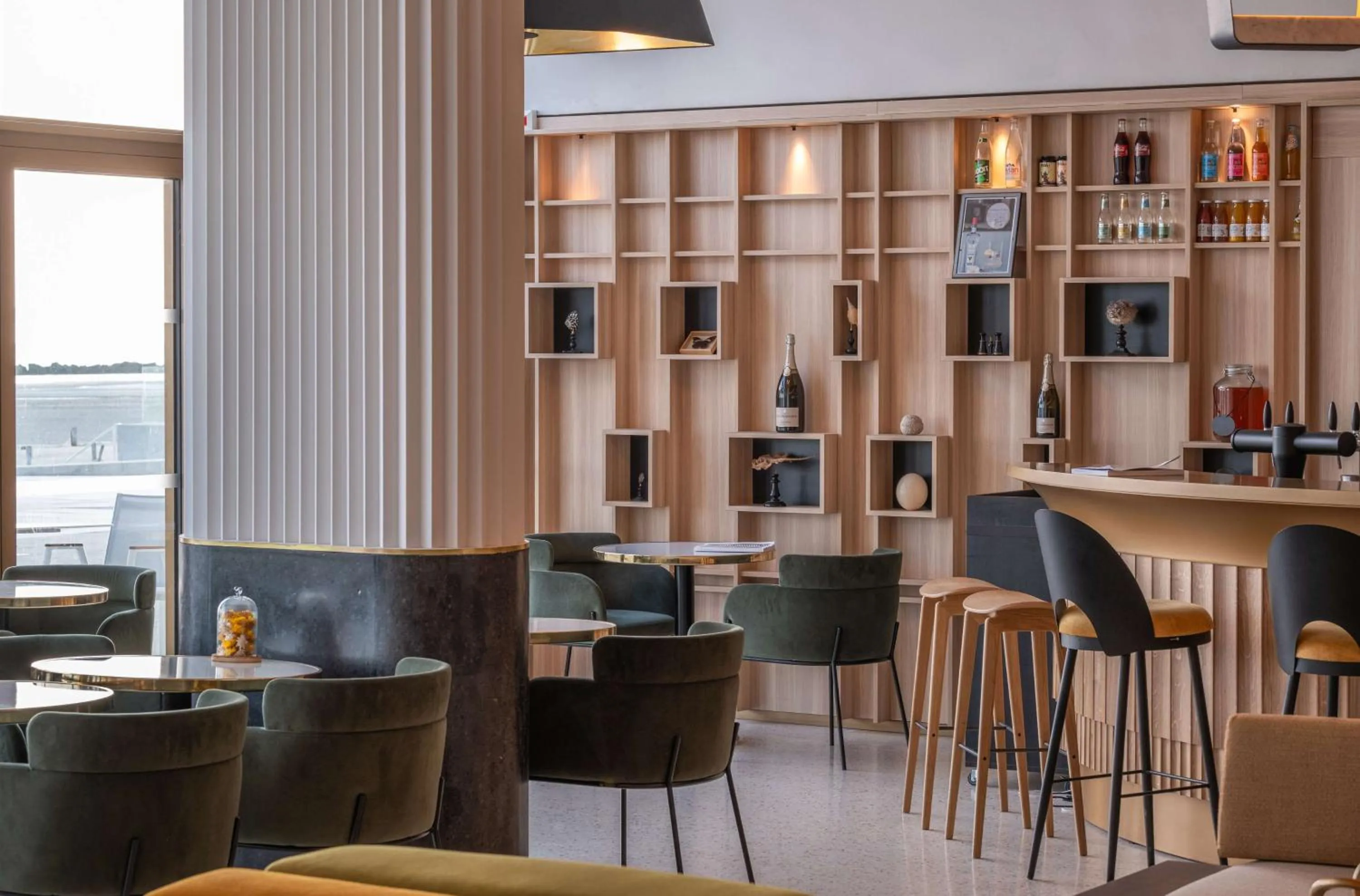 Lounge or bar in Radisson Blu Grand Hotel & Spa, Malo-Les-Bains