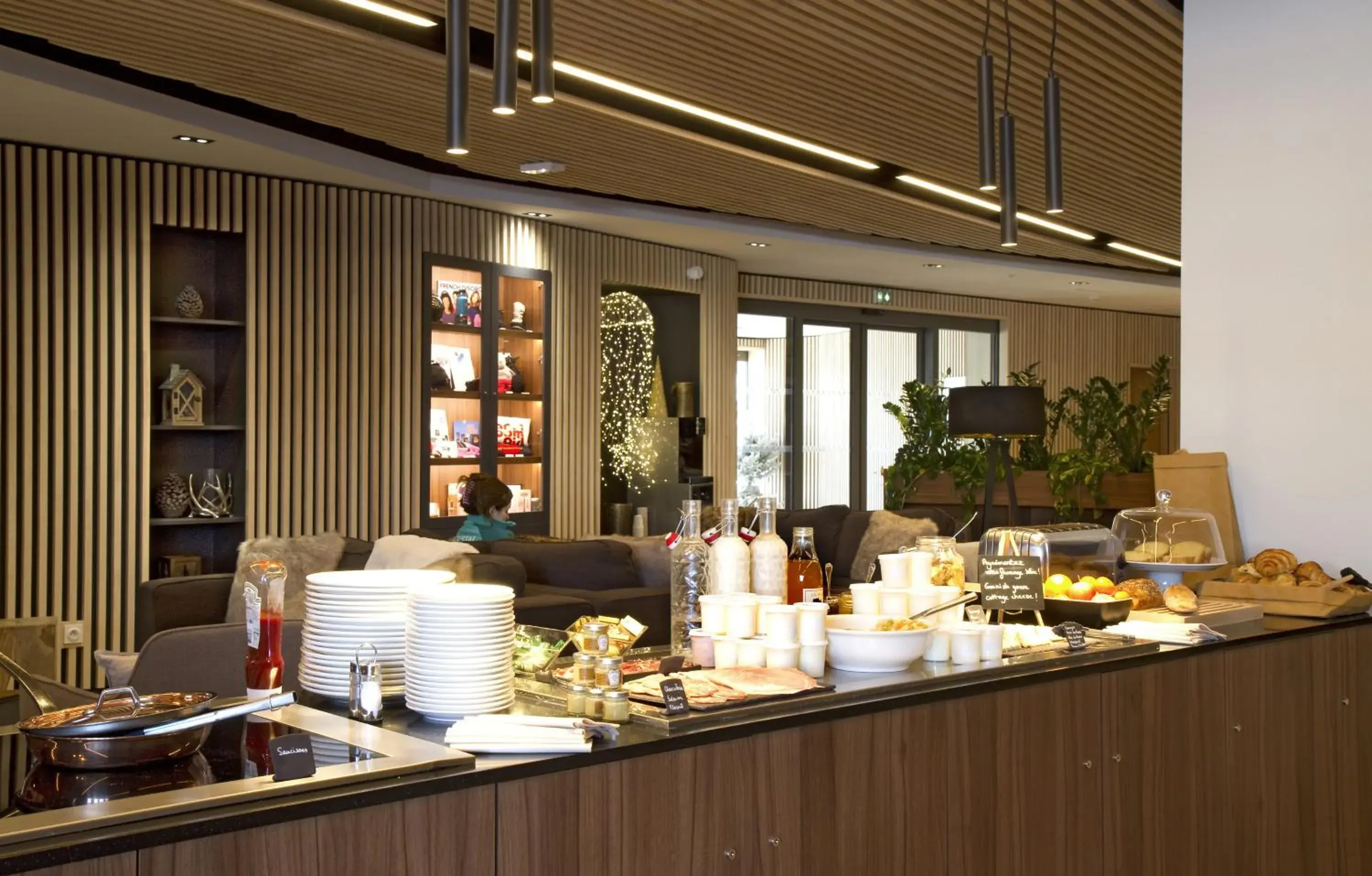 Buffet breakfast in Résidence Prestige Odalys l'Éclose Buffet breakfast in Résidence Prestige Odalys l'Éclose