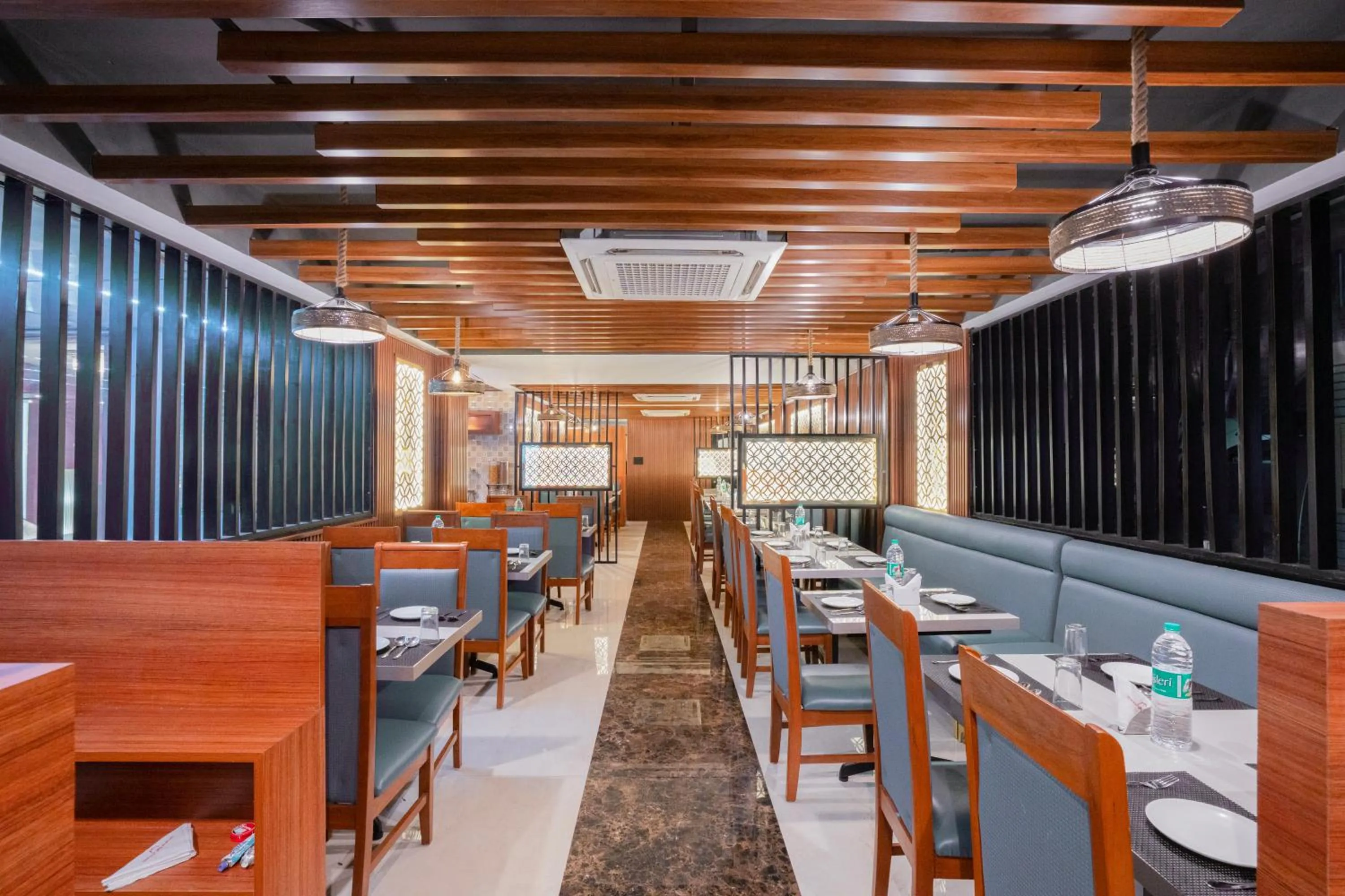 Restaurant/places to eat in Park Avenue Hotel Nungambakkam