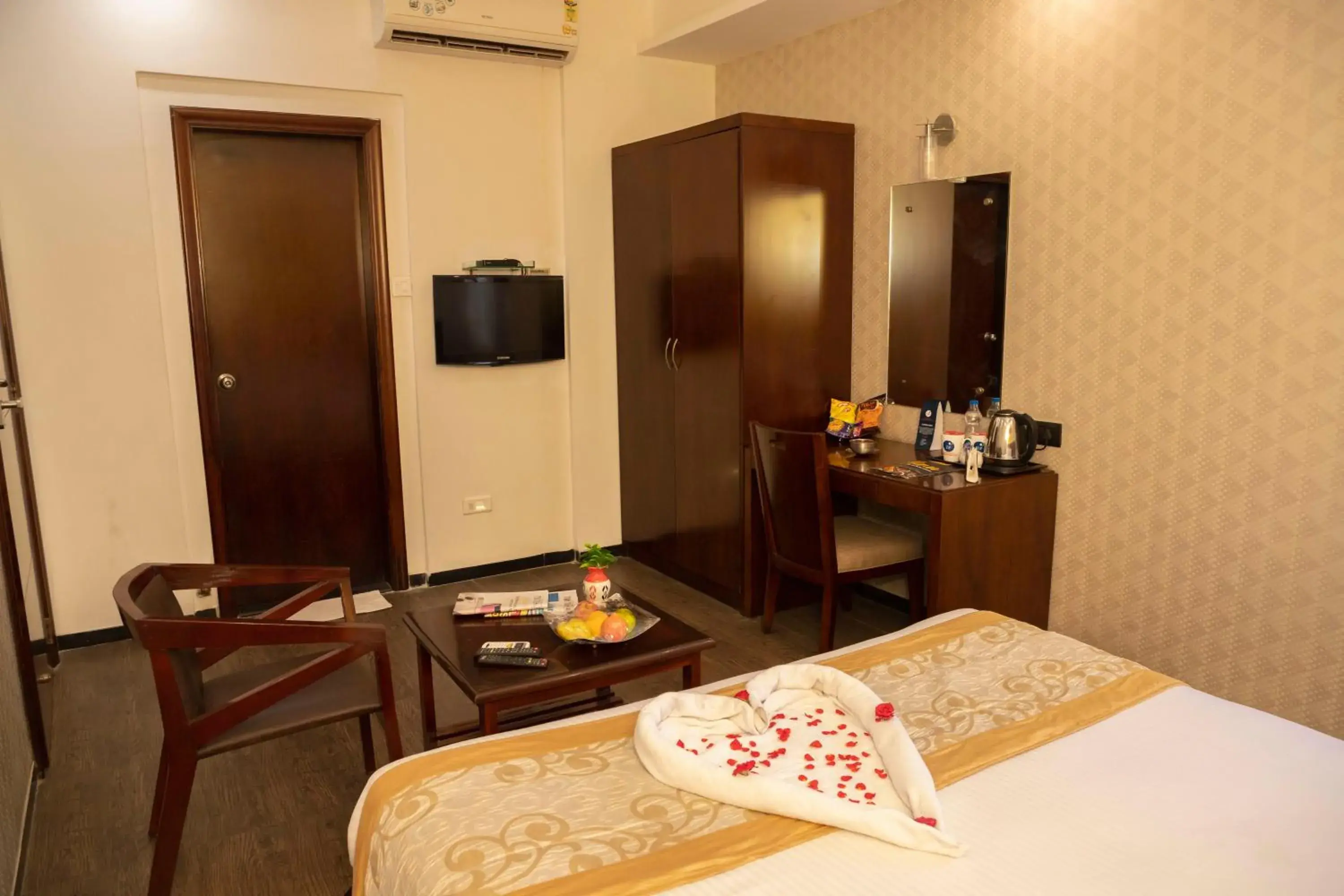 TV and multimedia, Bed in THE PEBBLE Boutique Hotel TV and multimedia, Bed in THE PEBBLE Boutique Hotel