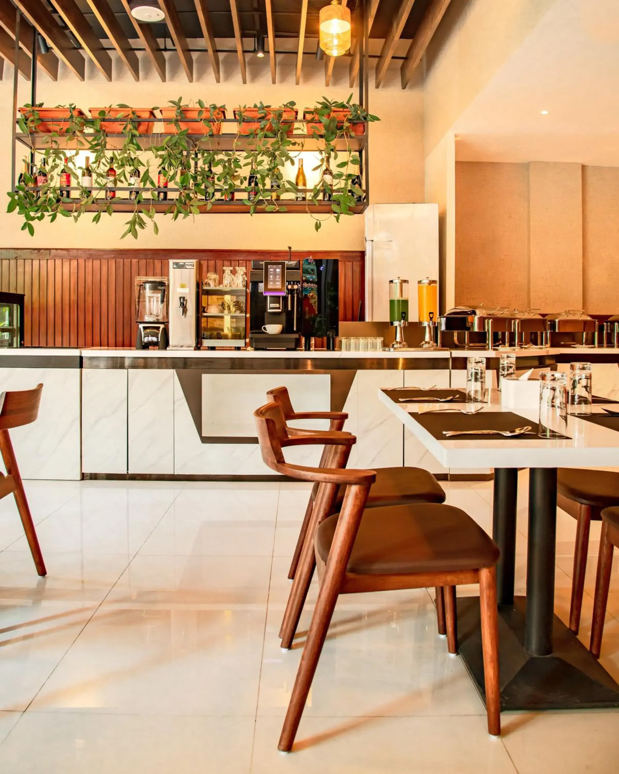 Restaurant/places to eat in Mila Hotel Restaurant/places to eat in Mila Hotel