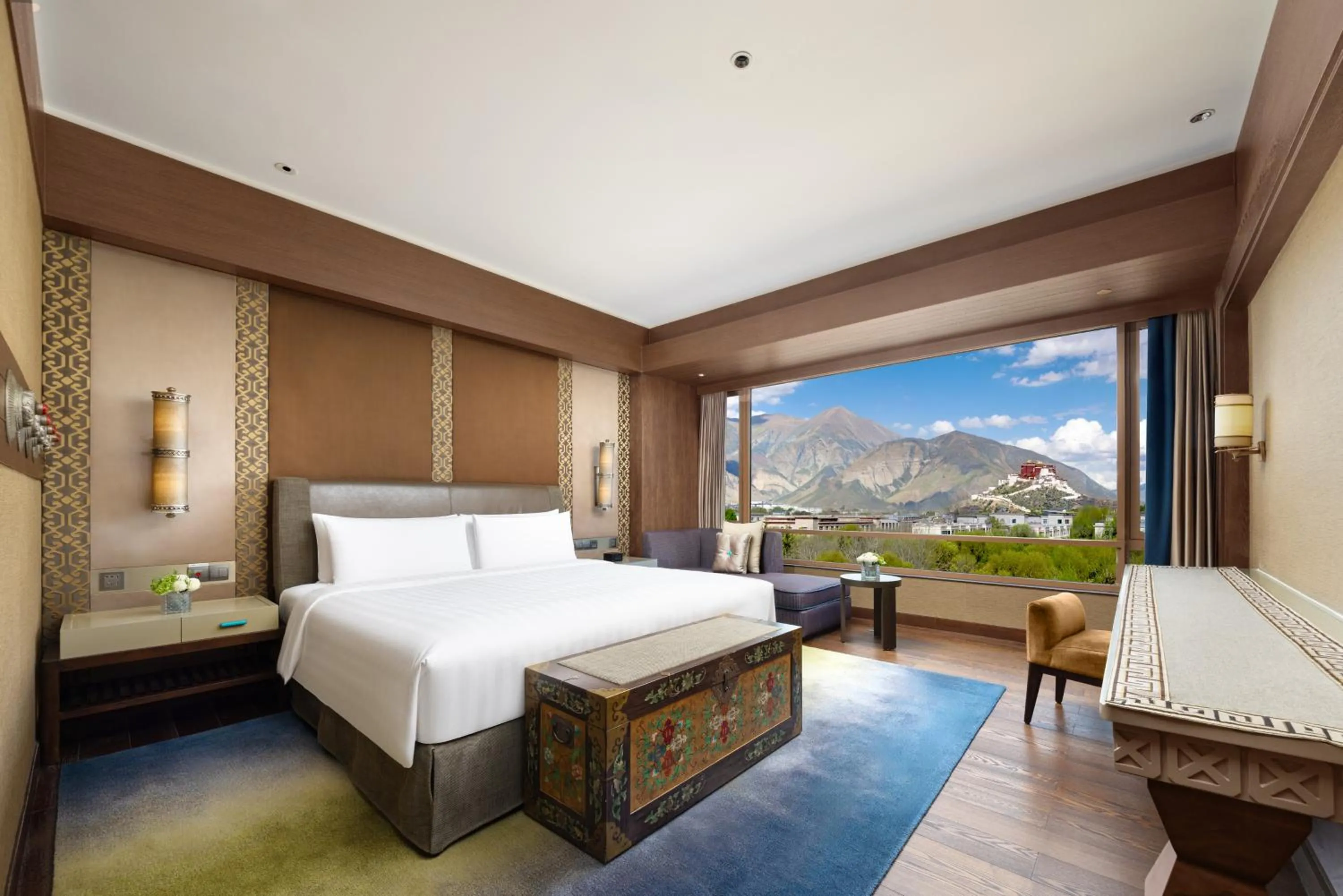 Bed in Shangri-La Lhasa