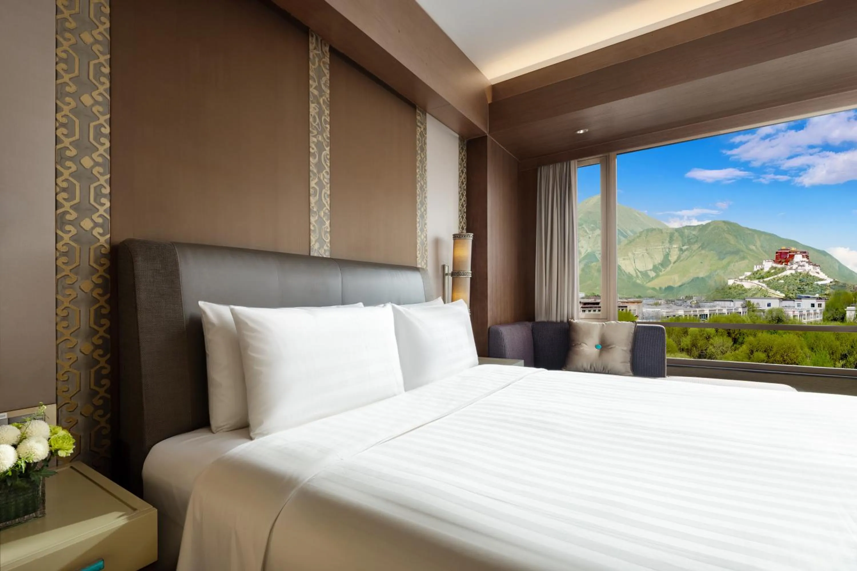 Bed in Shangri-La Lhasa