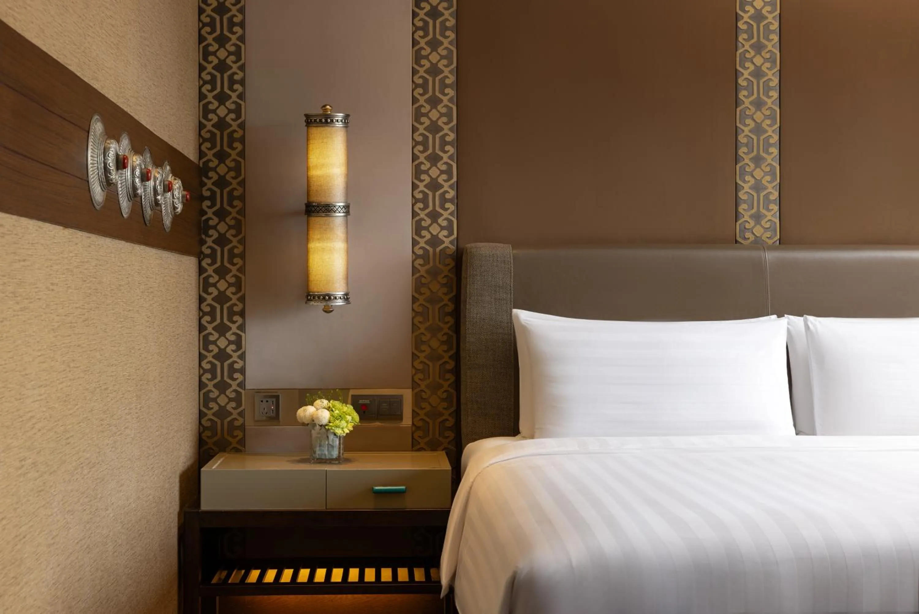 Bed in Shangri-La Lhasa