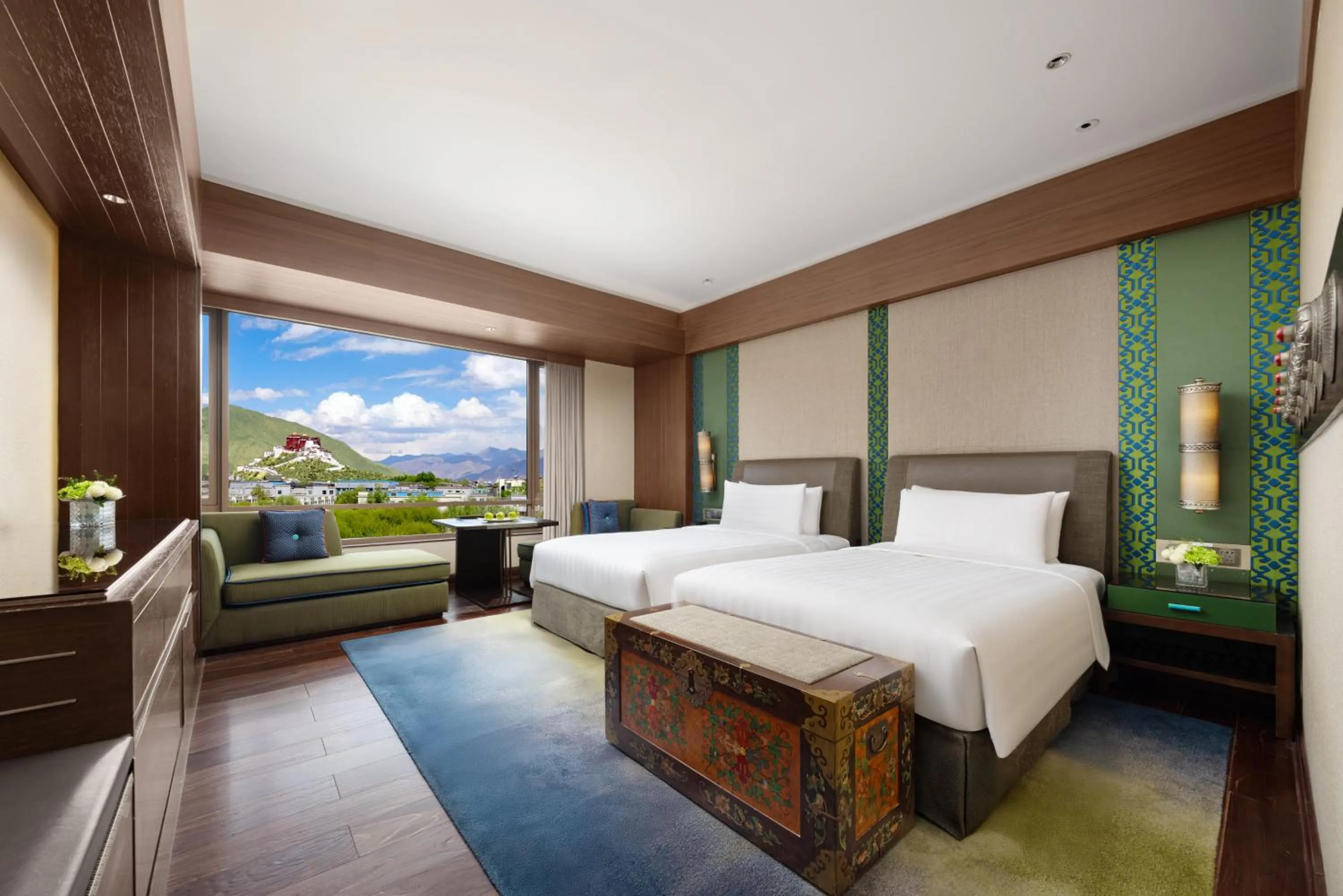 Bed in Shangri-La Lhasa