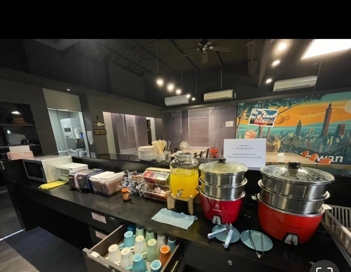 Communal lounge/ TV room in Main Inn Taipei