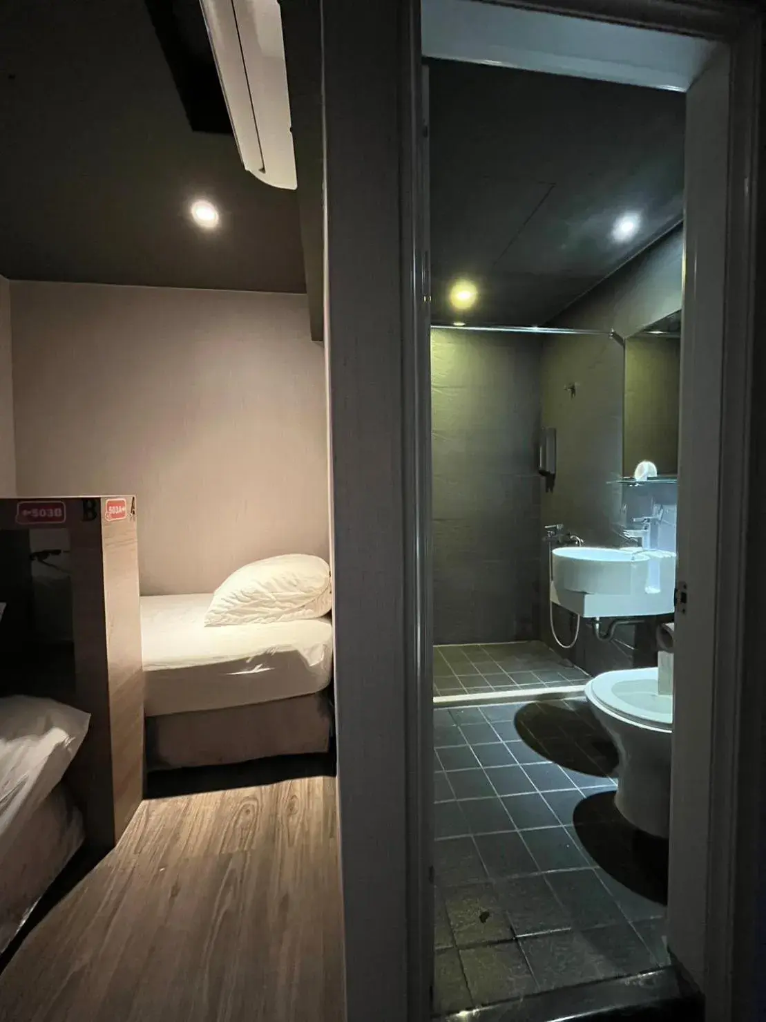 Bed, Bathroom in Main Inn Taipei