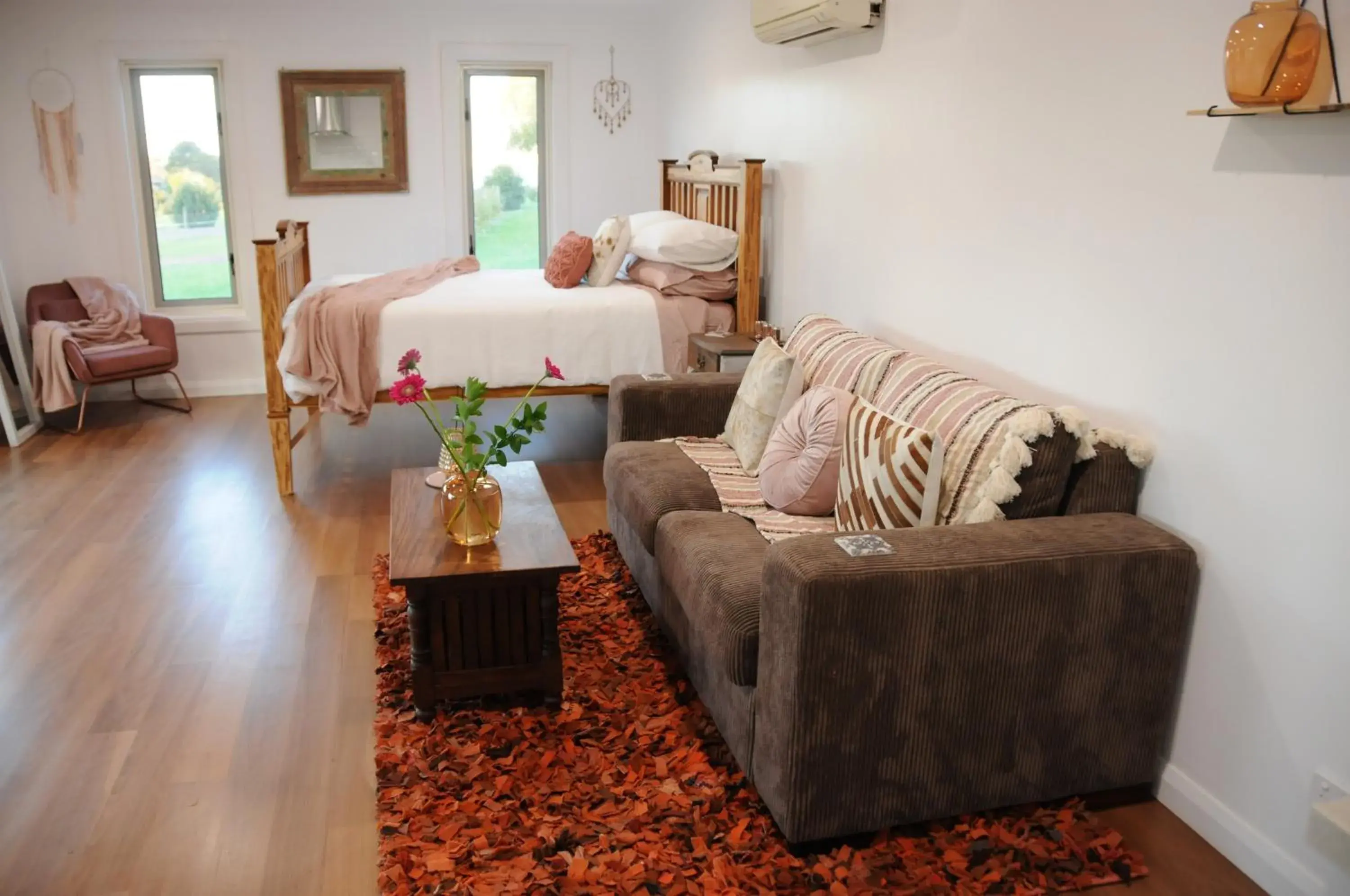 Superior Queen Room in Wagtail Nest Country Retreat - Longford Vic 3851 Superior Queen Room in Wagtail Nest Country Retreat - Longford Vic 3851