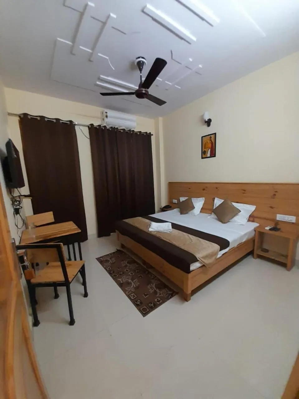 Photo of the whole room, Bed in Hotel Krishna Rishikesh