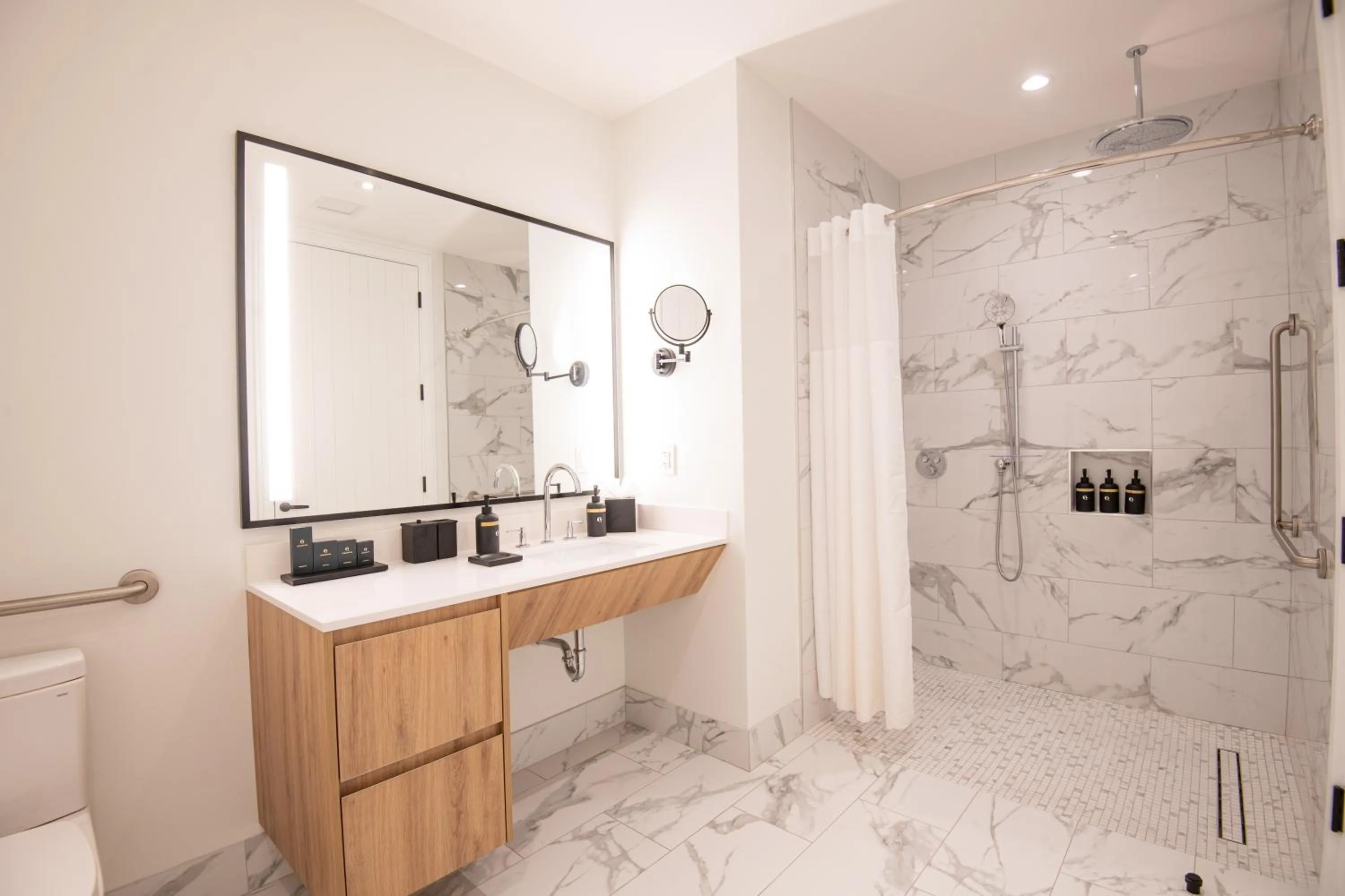 Shower in Goldwynn Resort & Residences