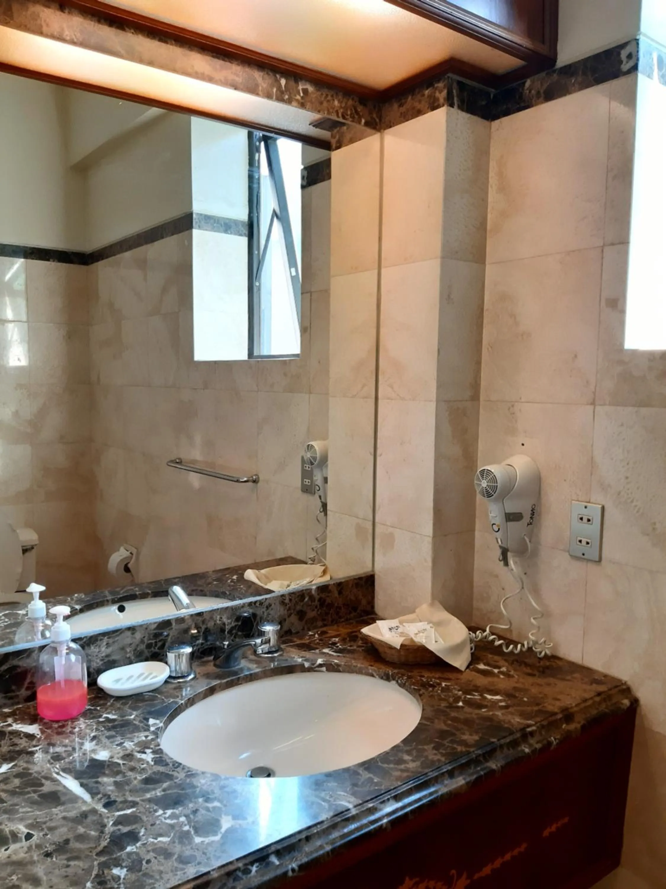 Bathroom in Hotel MAURY