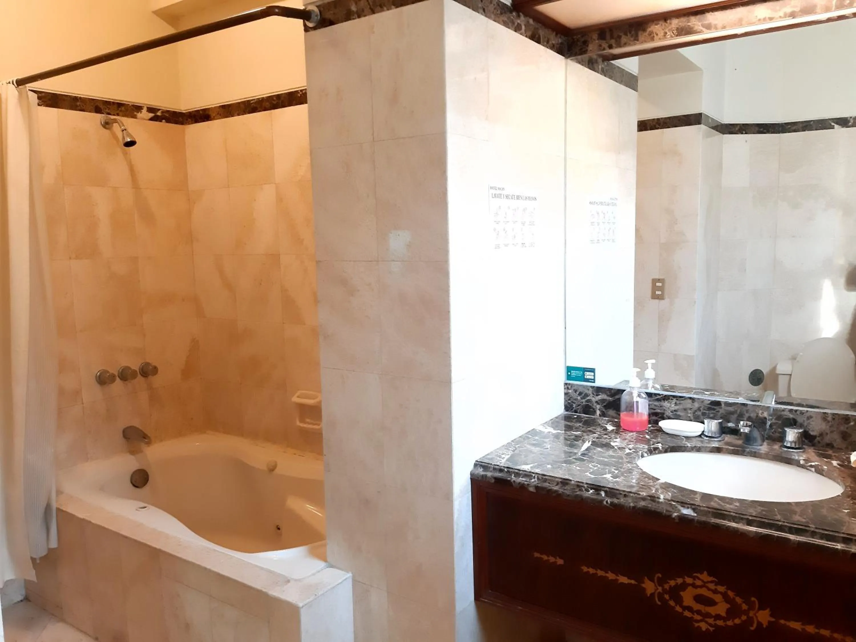 Shower in Hotel MAURY