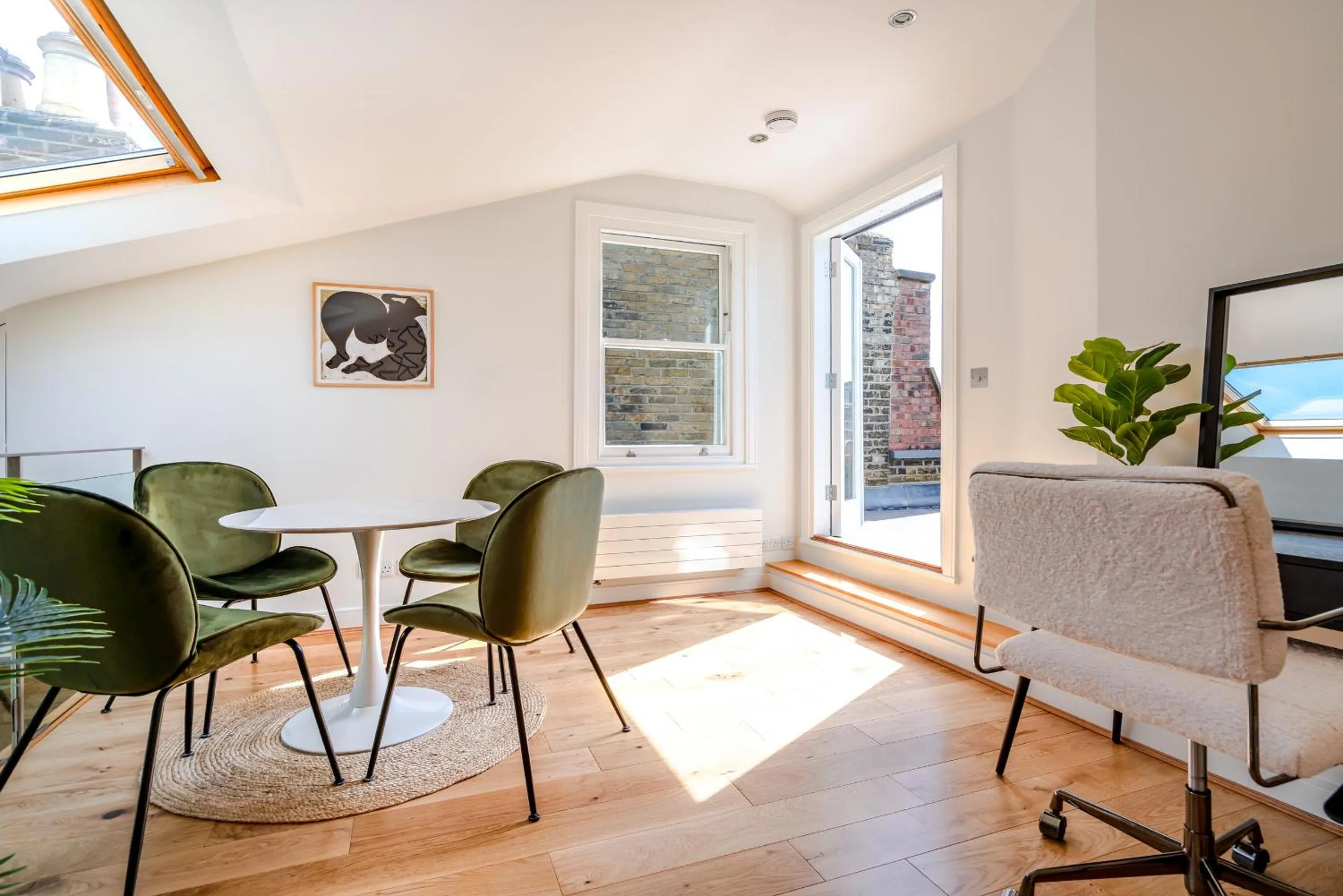 Dining area in Be London - The Covent Garden Residences