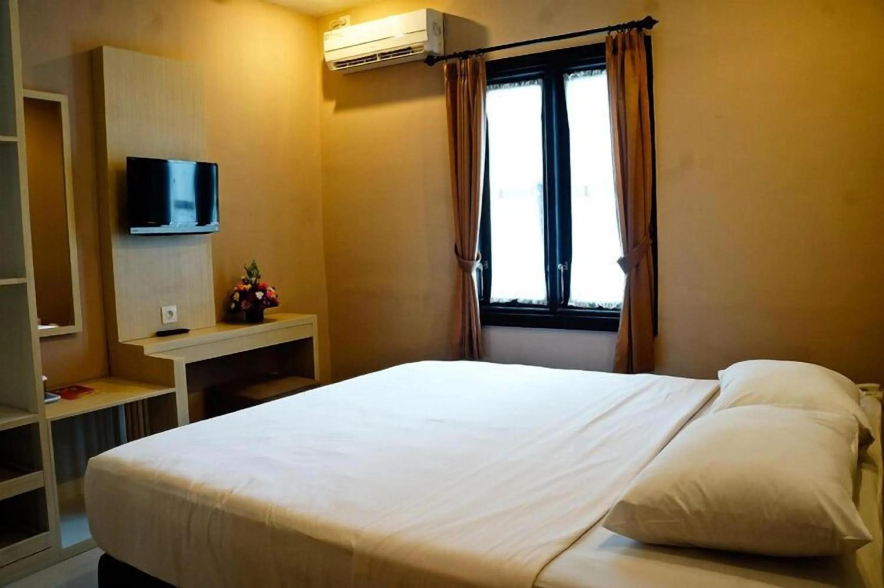 Photo of the whole room, Bed in Collection O Near Bajra Sandi Monumen Formerly Grand Pondok Puri Ayu