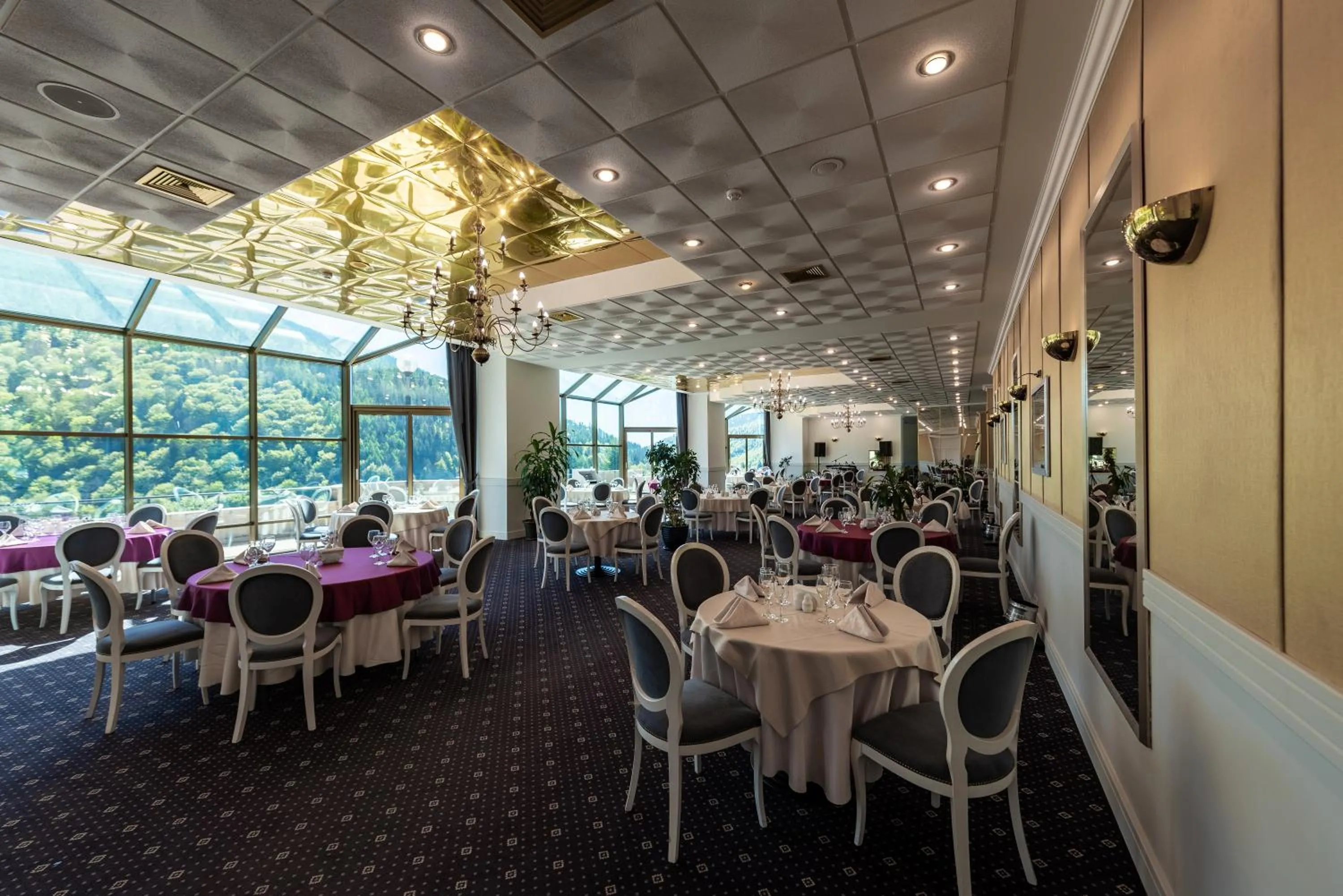 Restaurant/places to eat in Hotel Mara