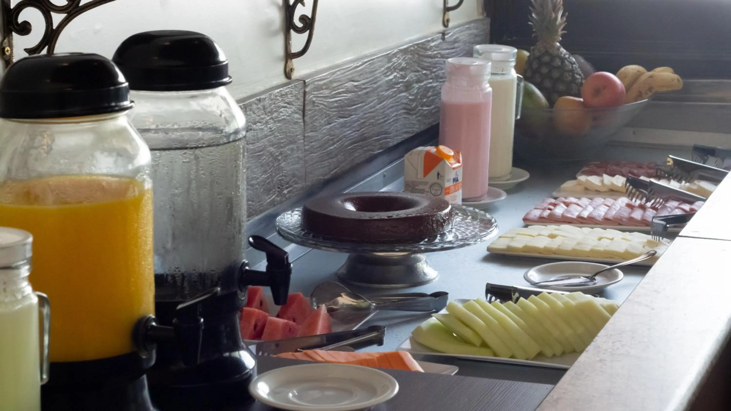 Buffet breakfast in Essência Hotel Francisco Beltrão