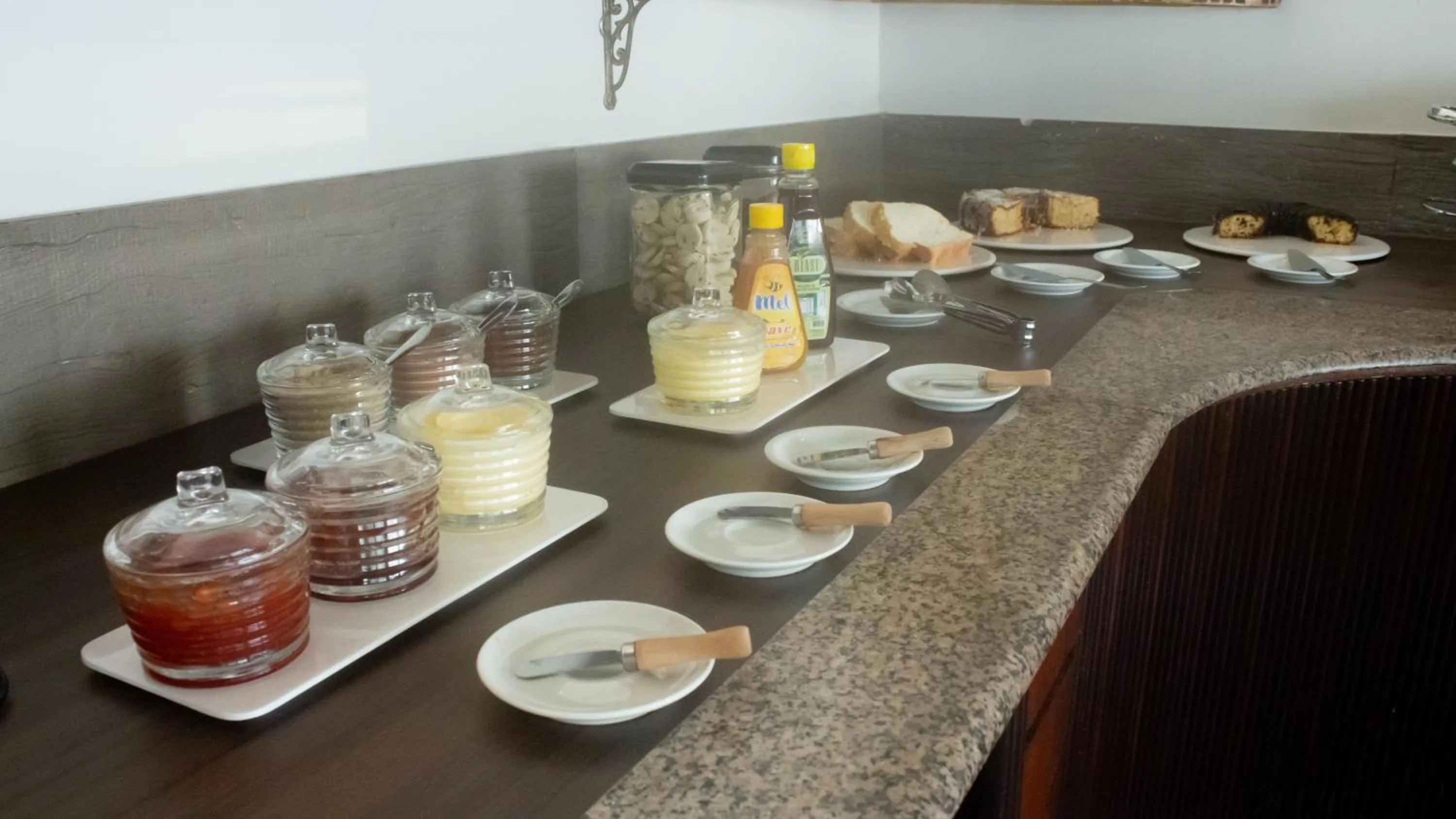 Buffet breakfast in Essência Hotel Francisco Beltrão