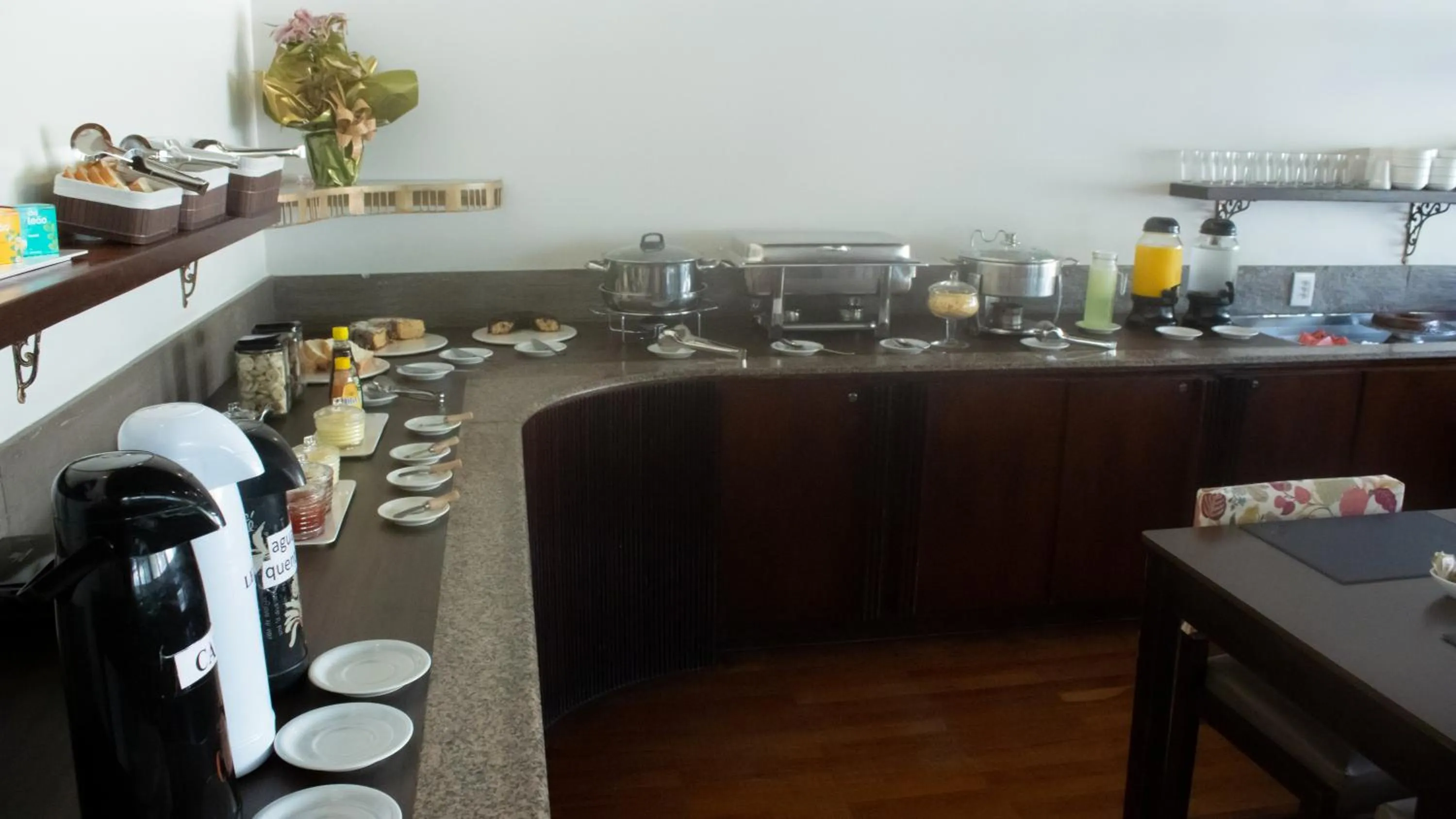 Buffet breakfast in Essência Hotel Francisco Beltrão