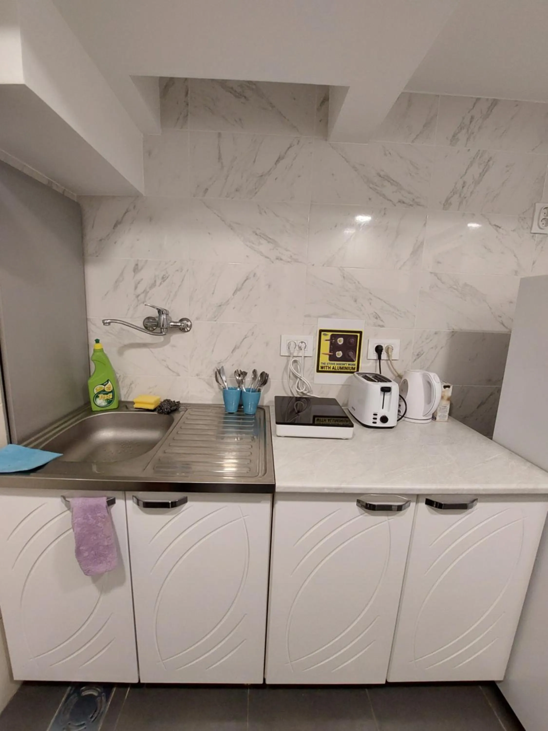 Small Double Room in Hostel Inn Downtown