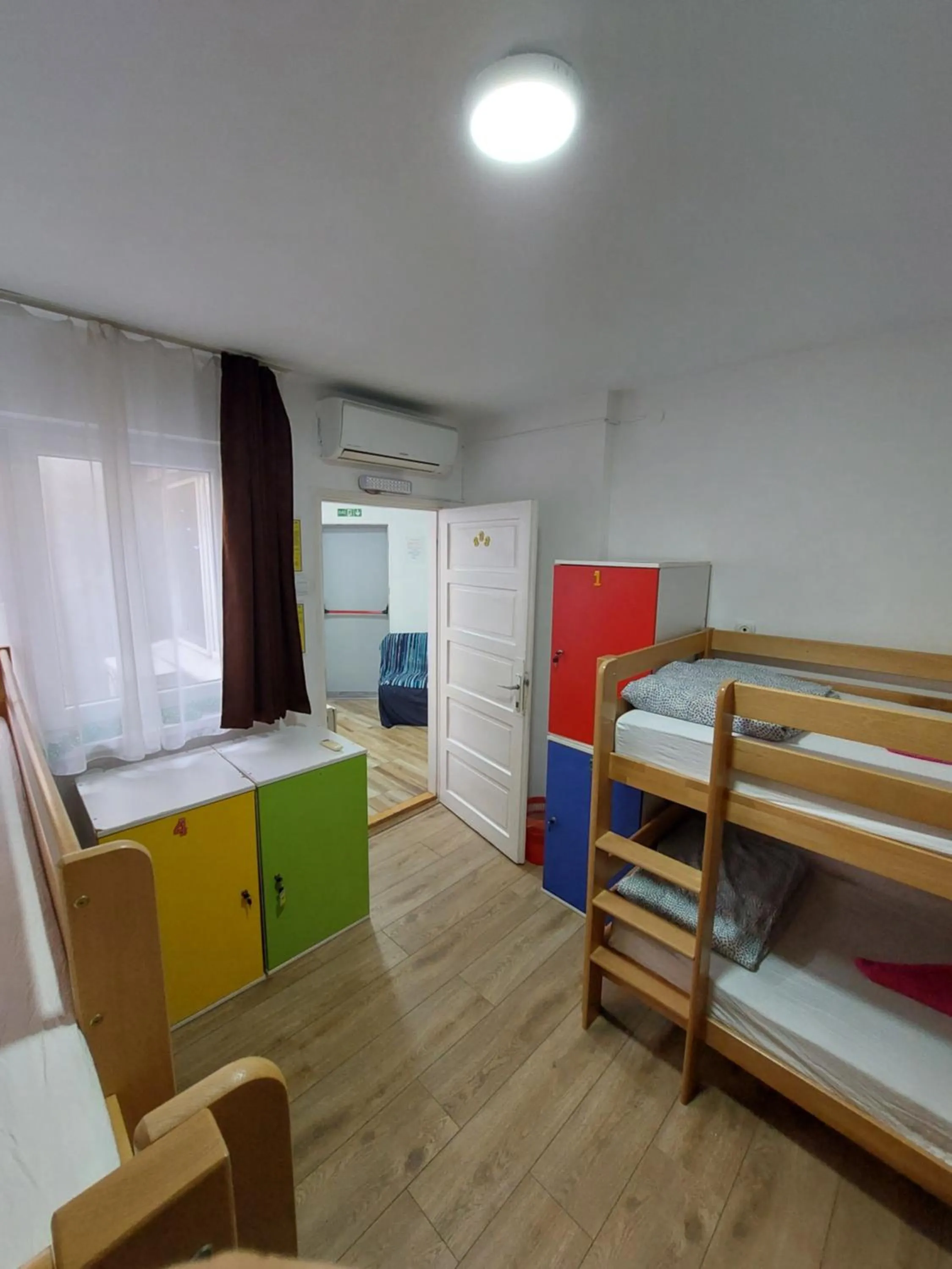 Single Bed in 6-Bed Dormitory Room in Hostel Inn Downtown