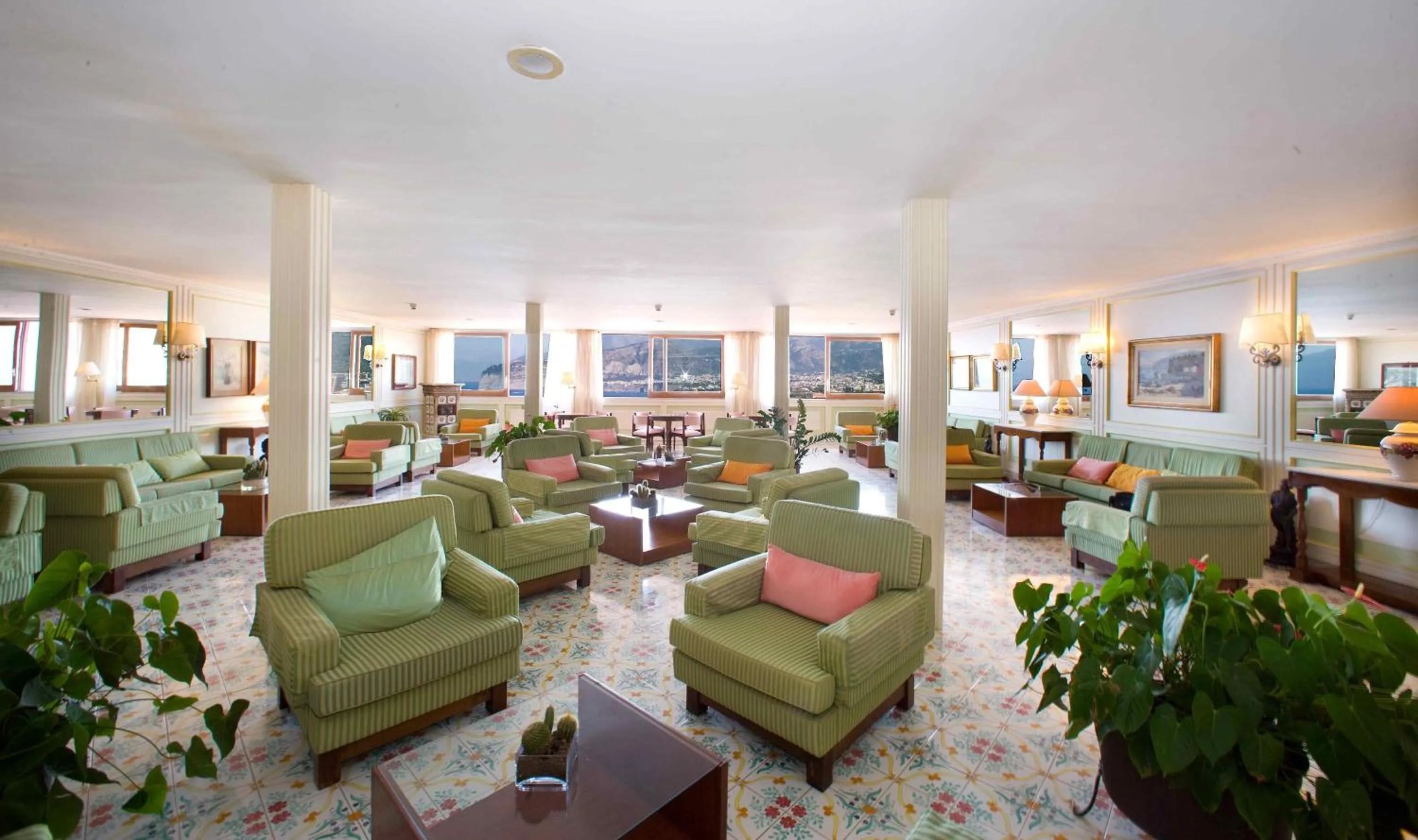 Communal lounge/ TV room in Hotel Bristol