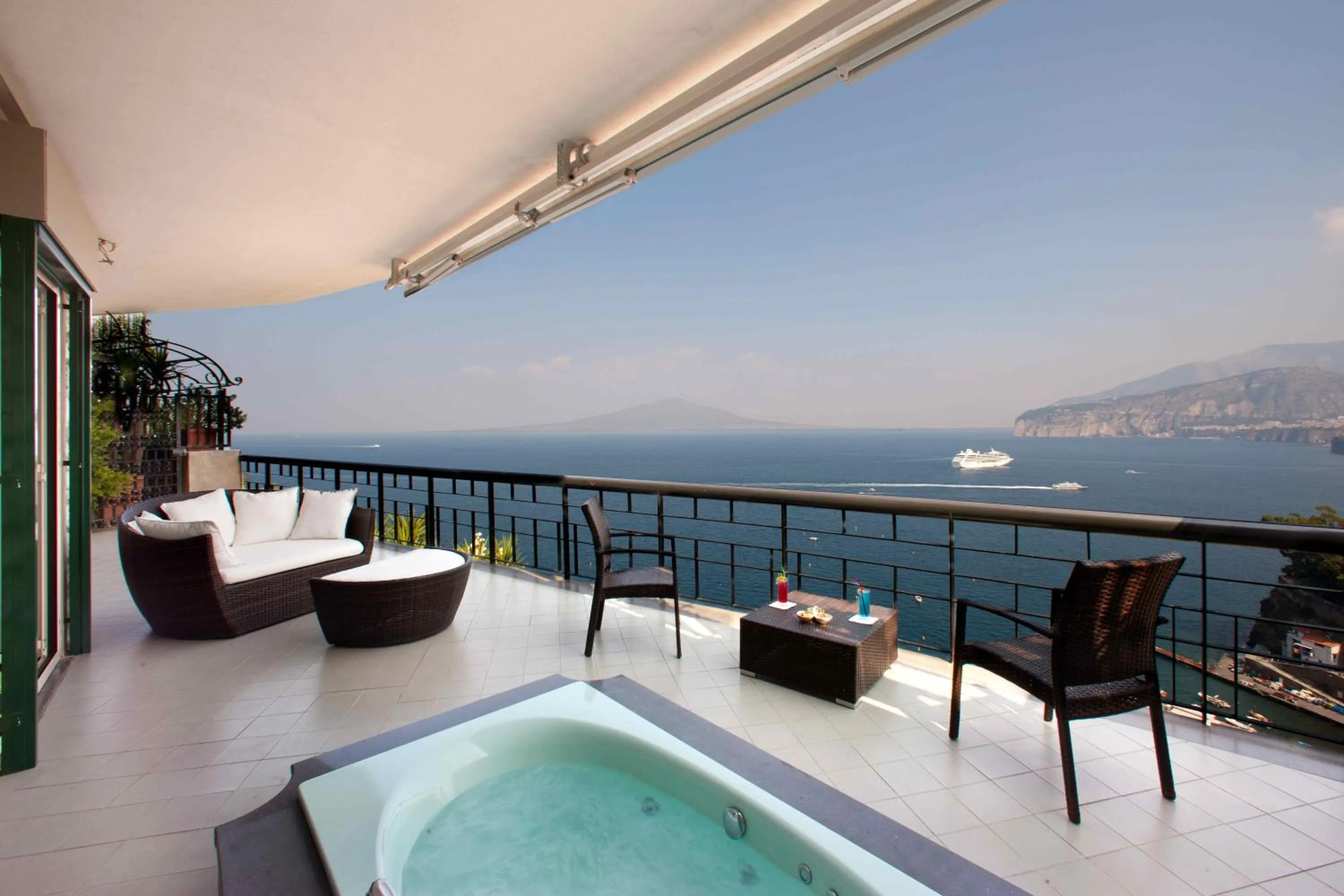 Hot Tub in Hotel Bristol