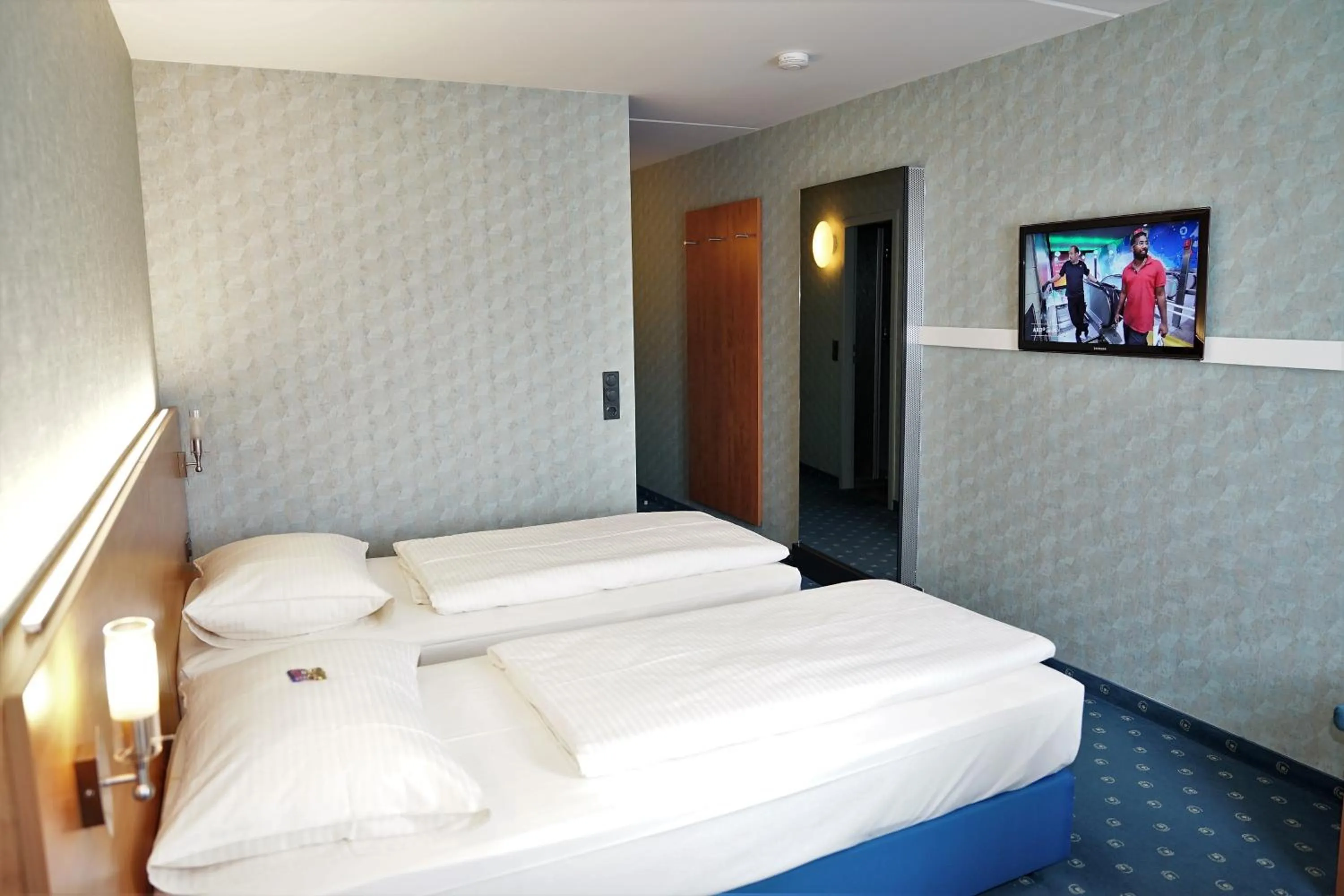 Photo of the whole room, Bed in bonjour Tagungshotel Stuttgart-Gerlingen