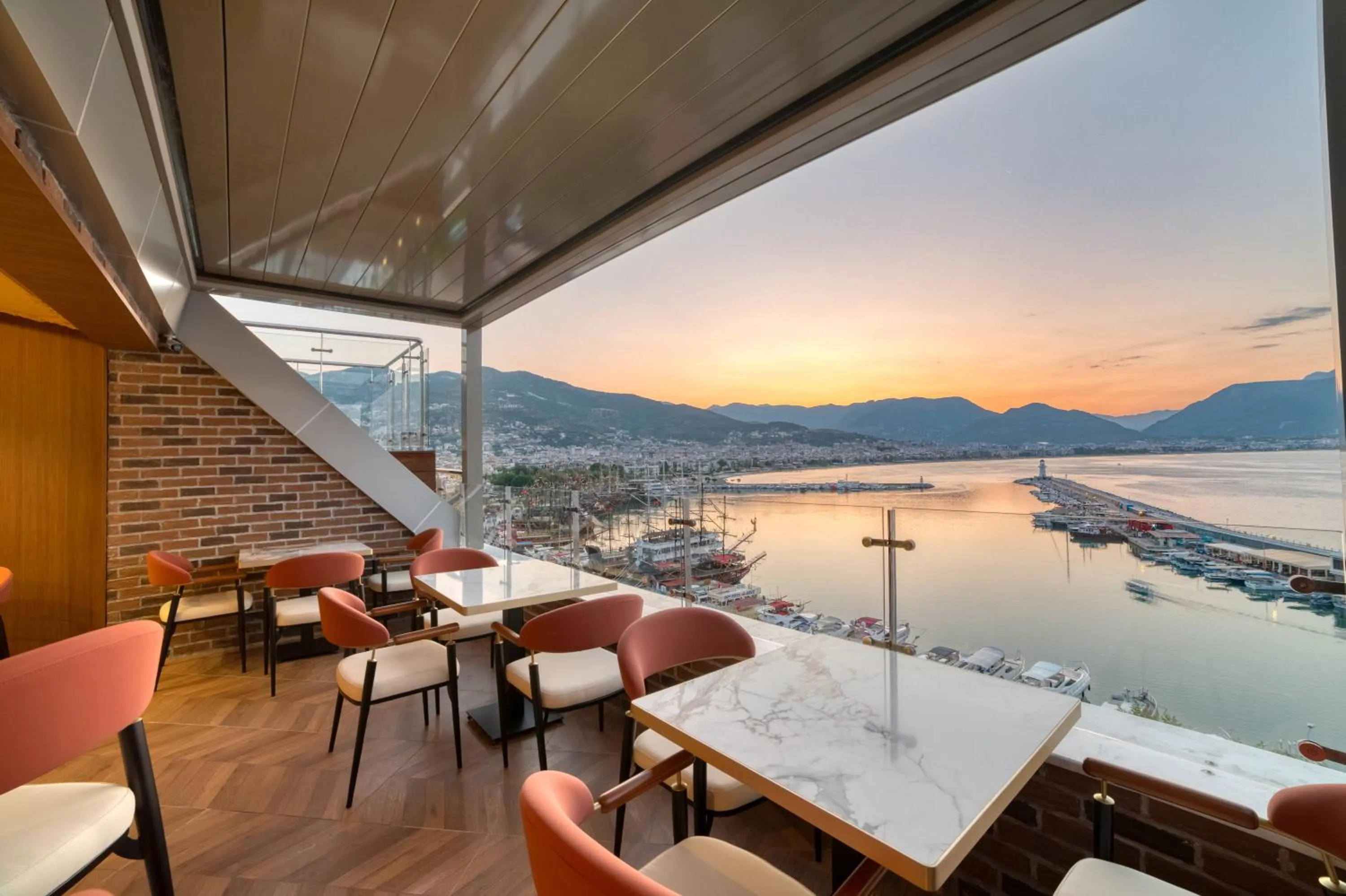 Restaurant/places to eat in Numa Port Hotel