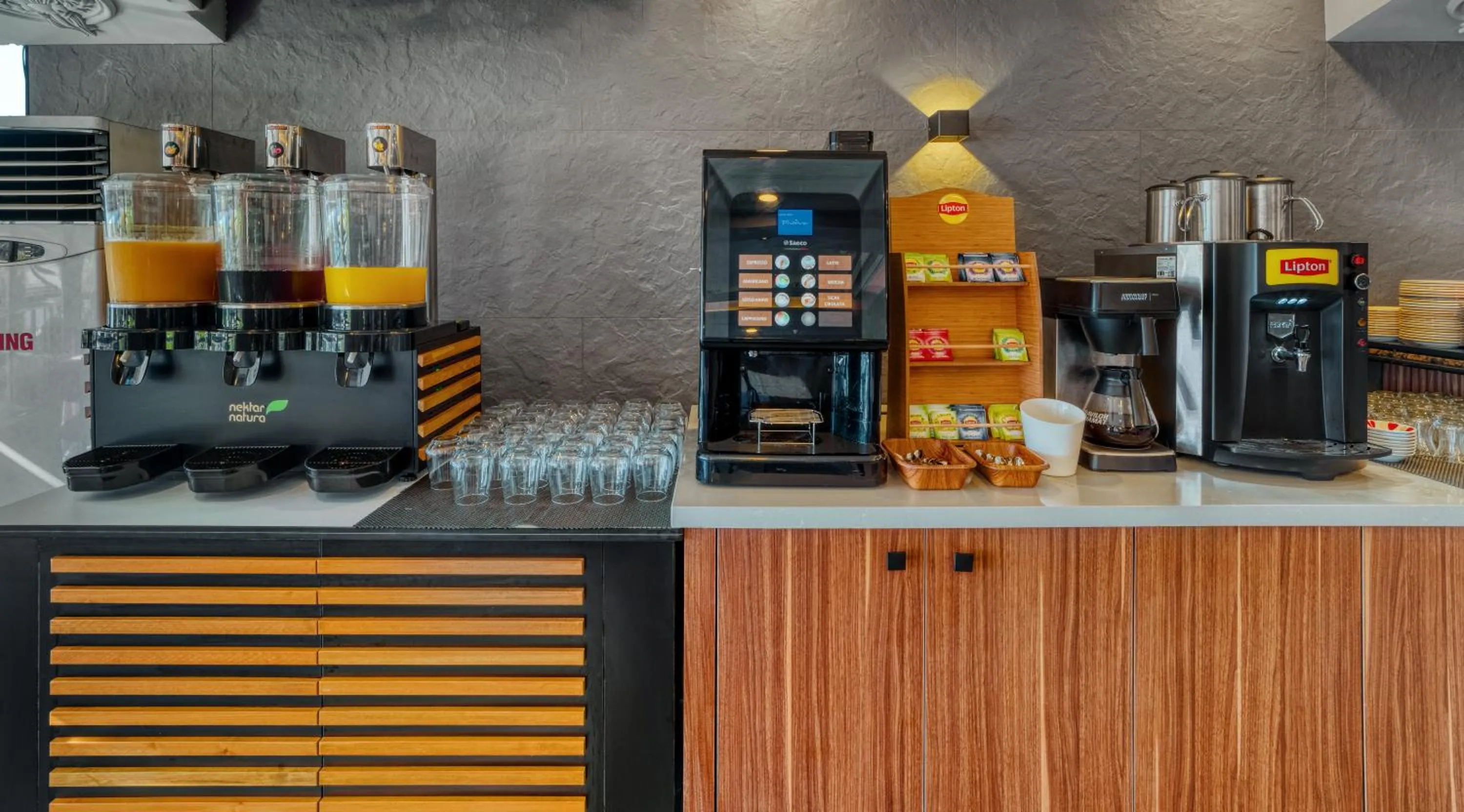 Restaurant/places to eat in Numa Port Hotel