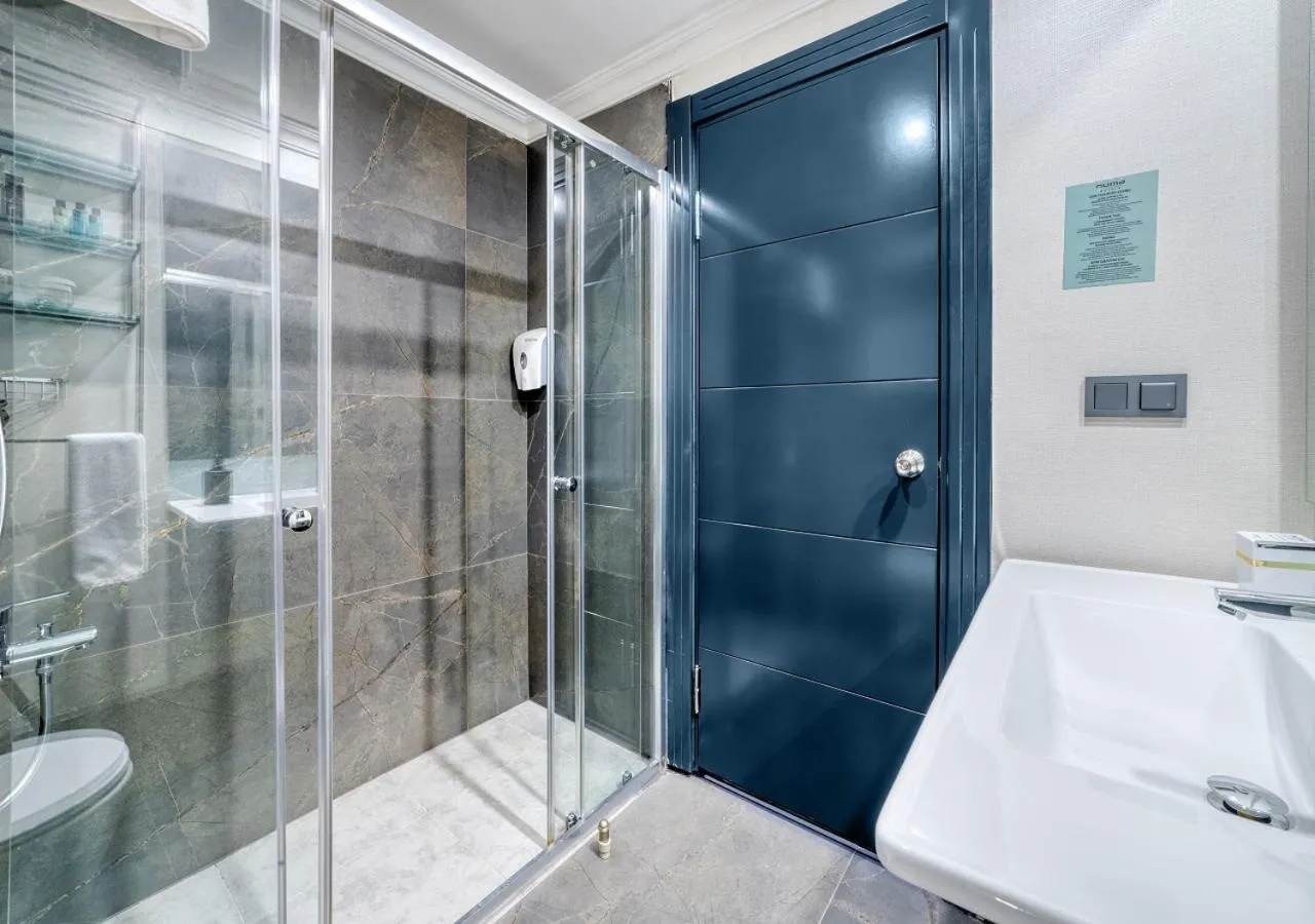 Shower in Numa Port Hotel