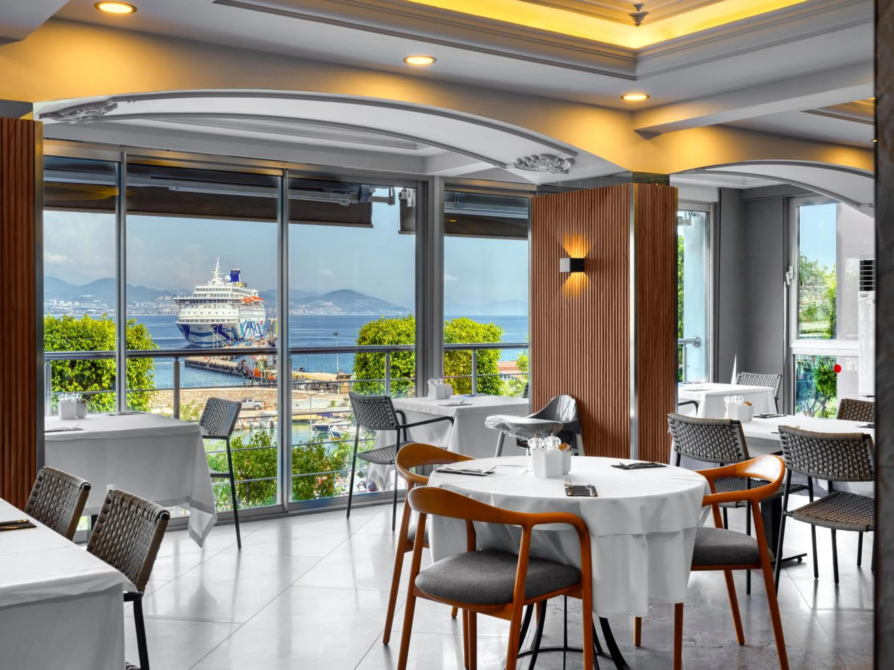 Restaurant/places to eat in Numa Port Hotel