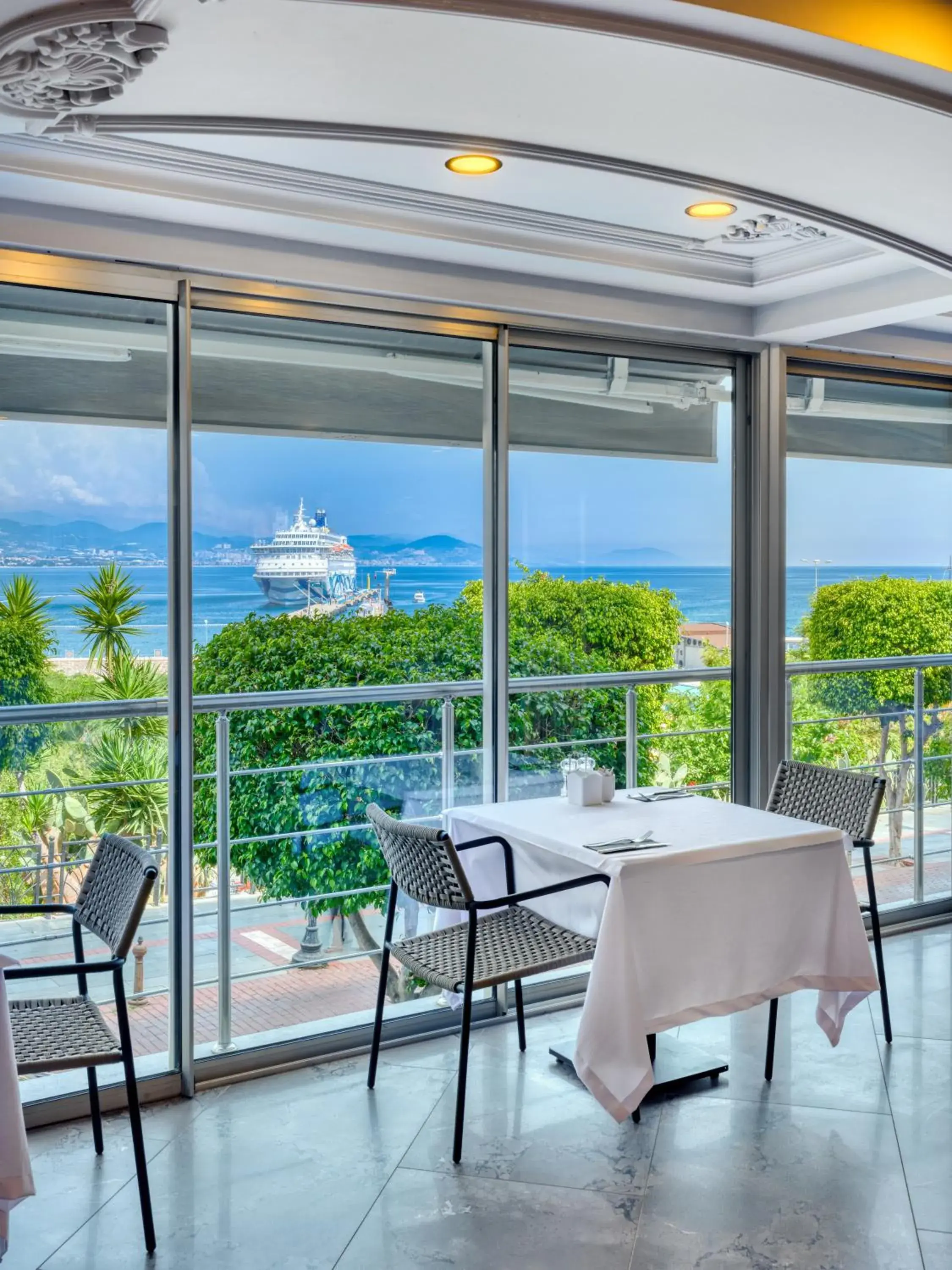 Restaurant/places to eat in Numa Port Hotel Restaurant/places to eat in Numa Port Hotel