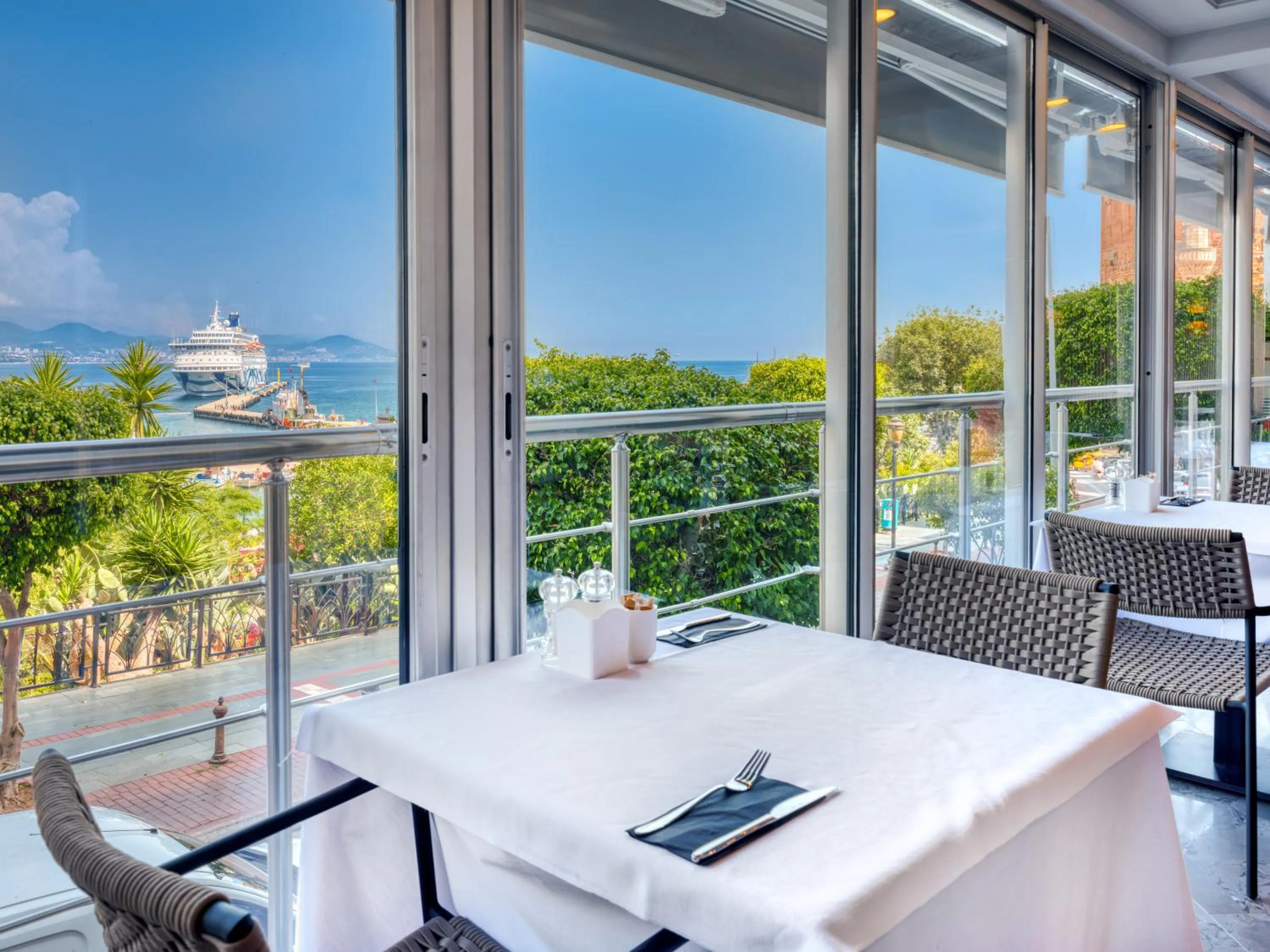 Restaurant/places to eat in Numa Port Hotel