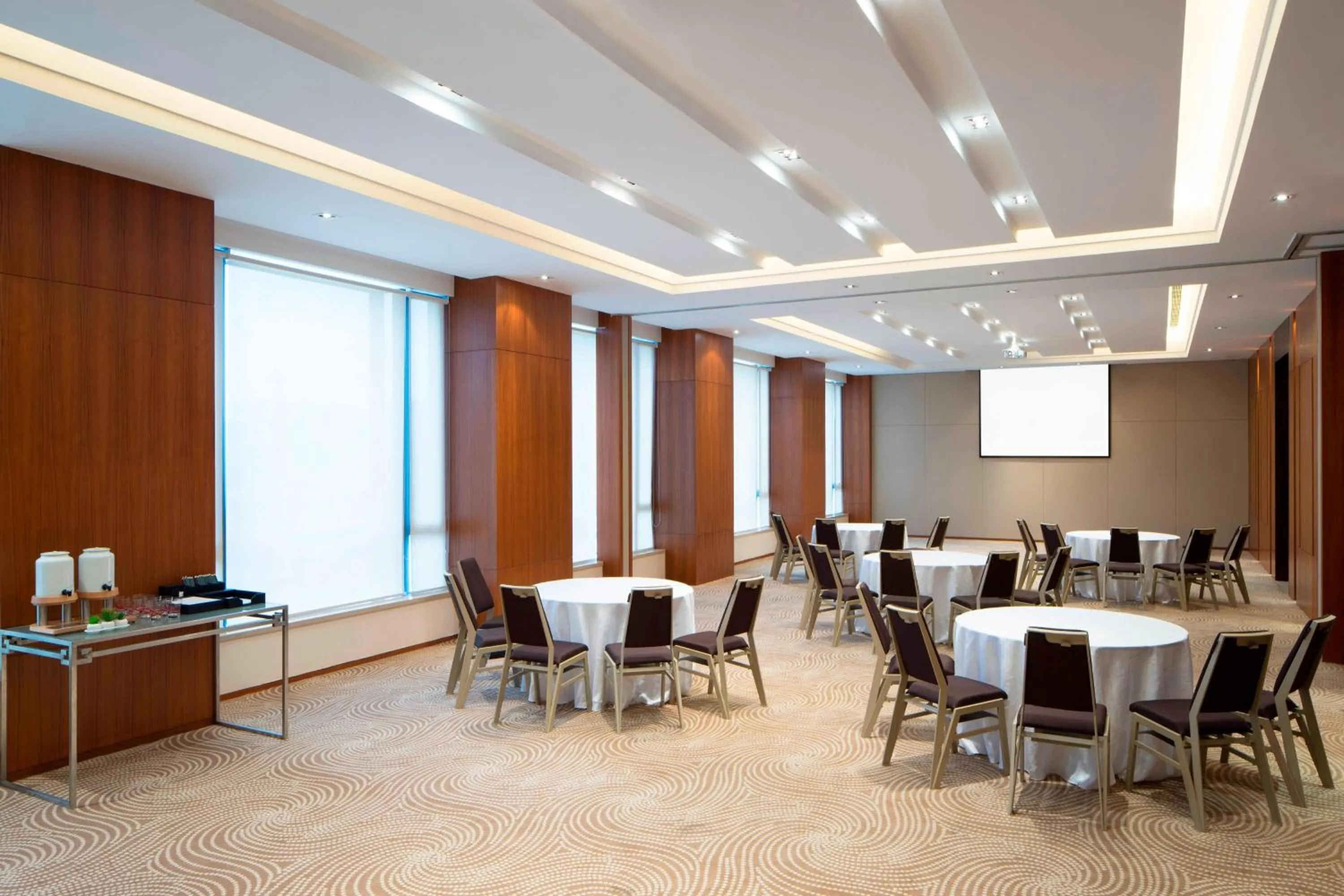 Meeting/conference room in Four Points by Sheraton Hefei Shushan