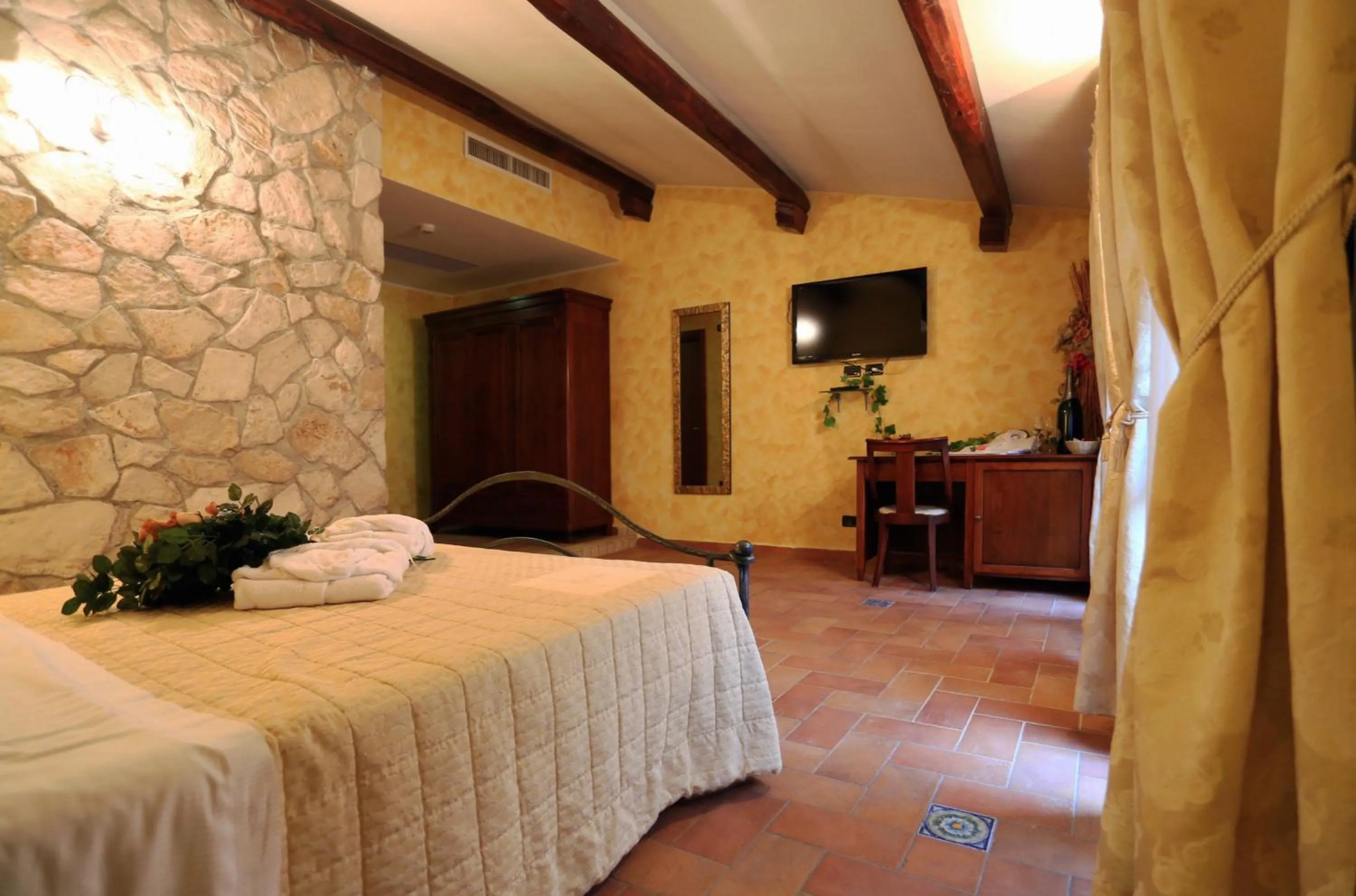 Photo of the whole room, Bed in Hotel L'Aquila