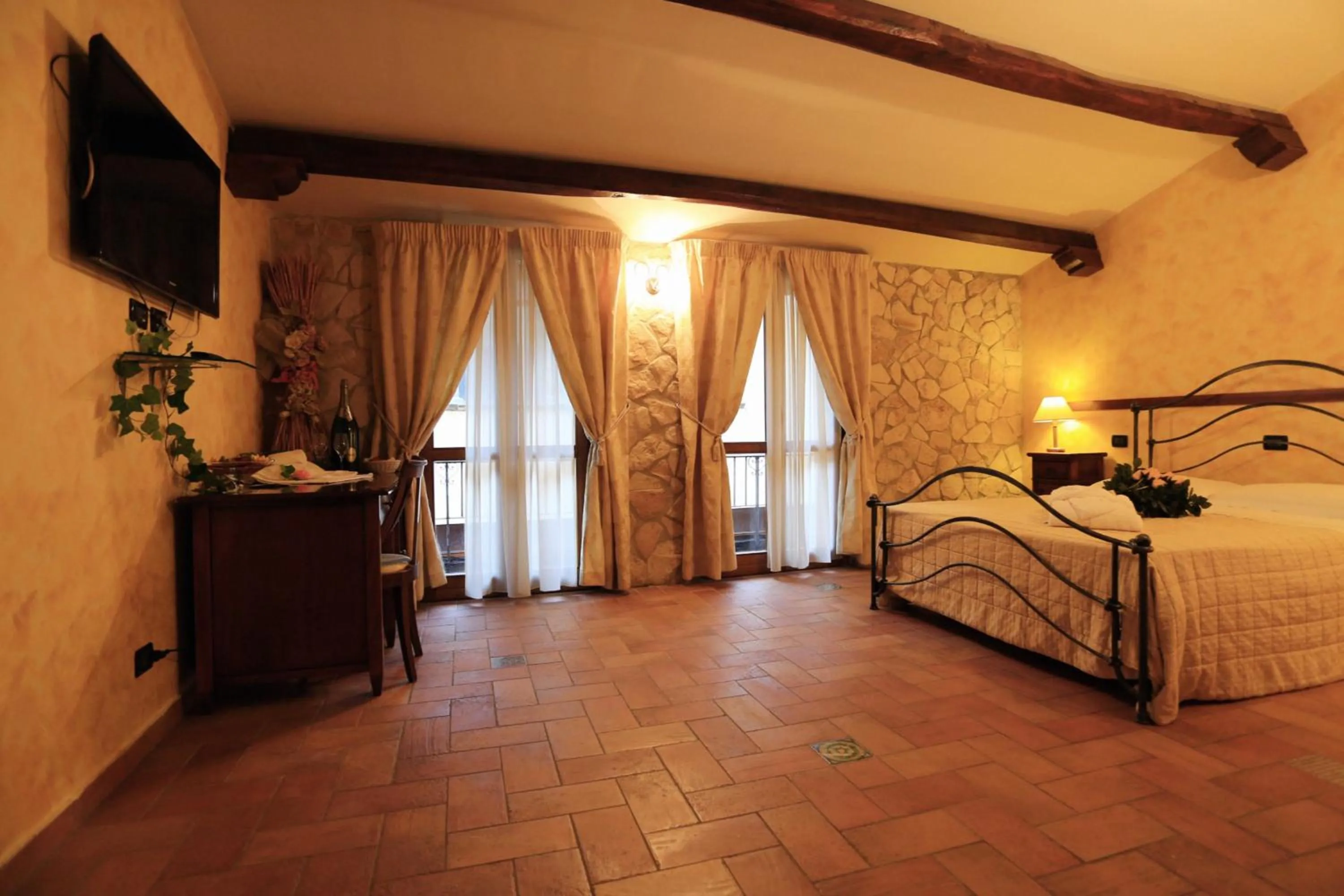 Photo of the whole room, Bed in Hotel L'Aquila