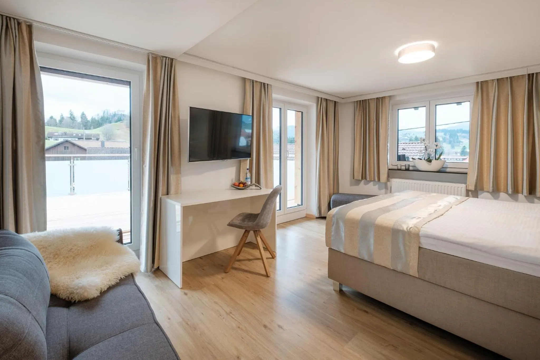 Photo of the whole room, Bed in bichl 761