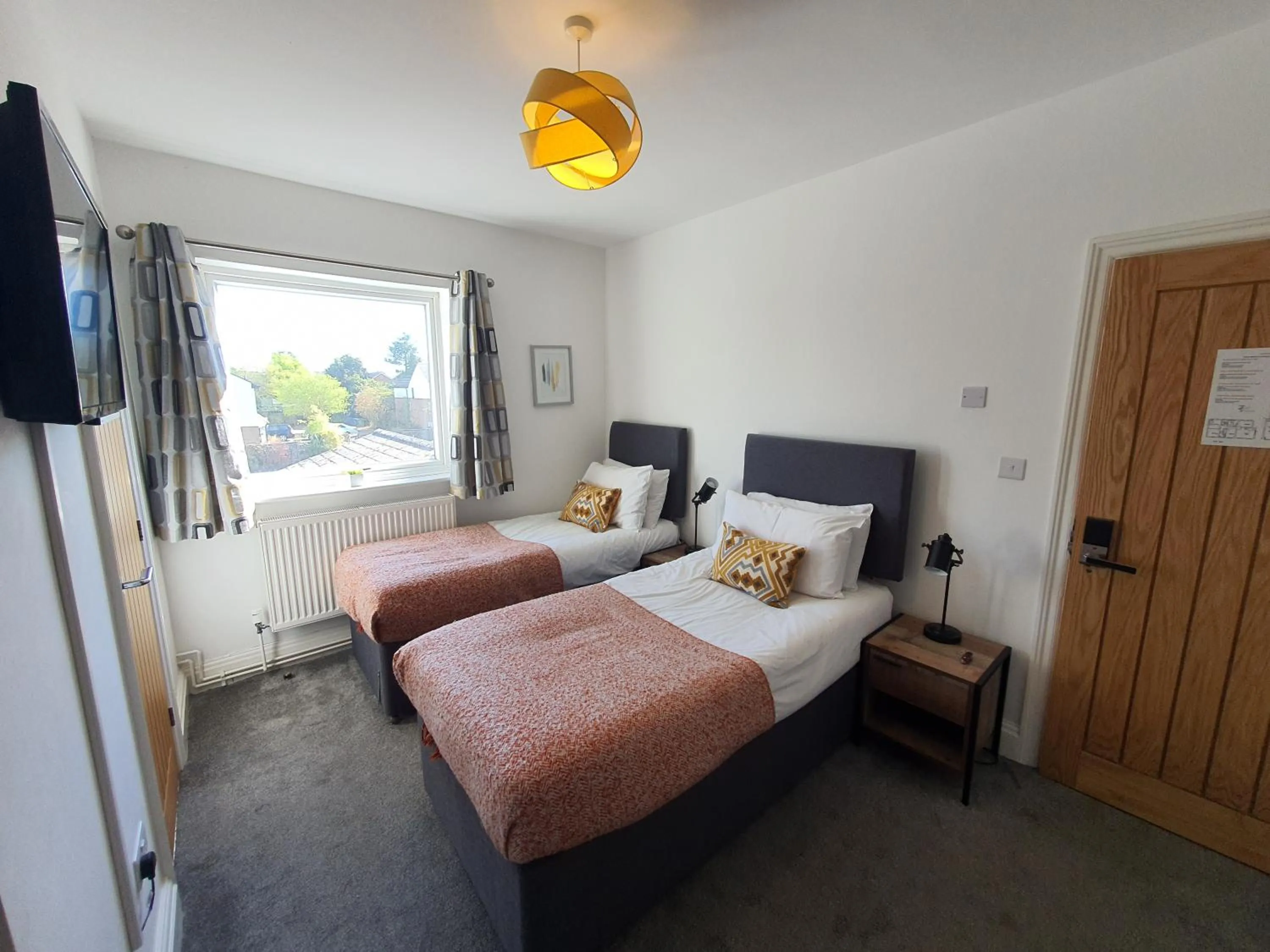 Bed in North Cambridge Guesthouse by Payman Club