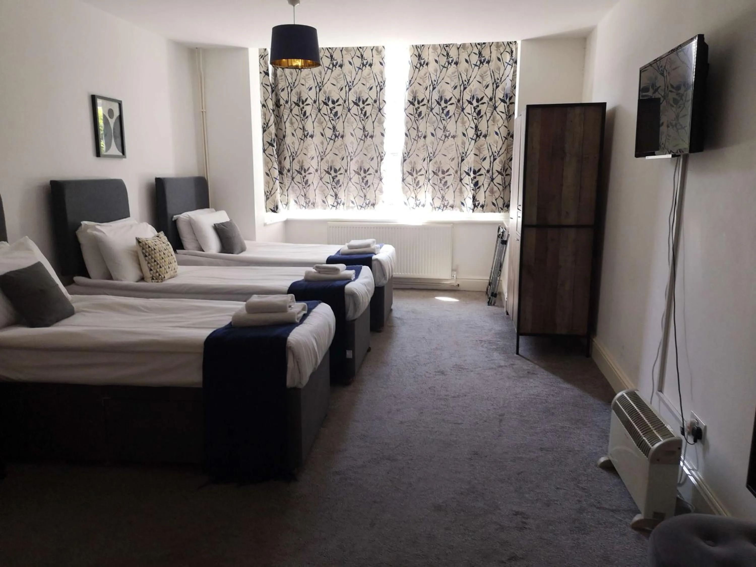 Bed in North Cambridge Guesthouse by Payman Club