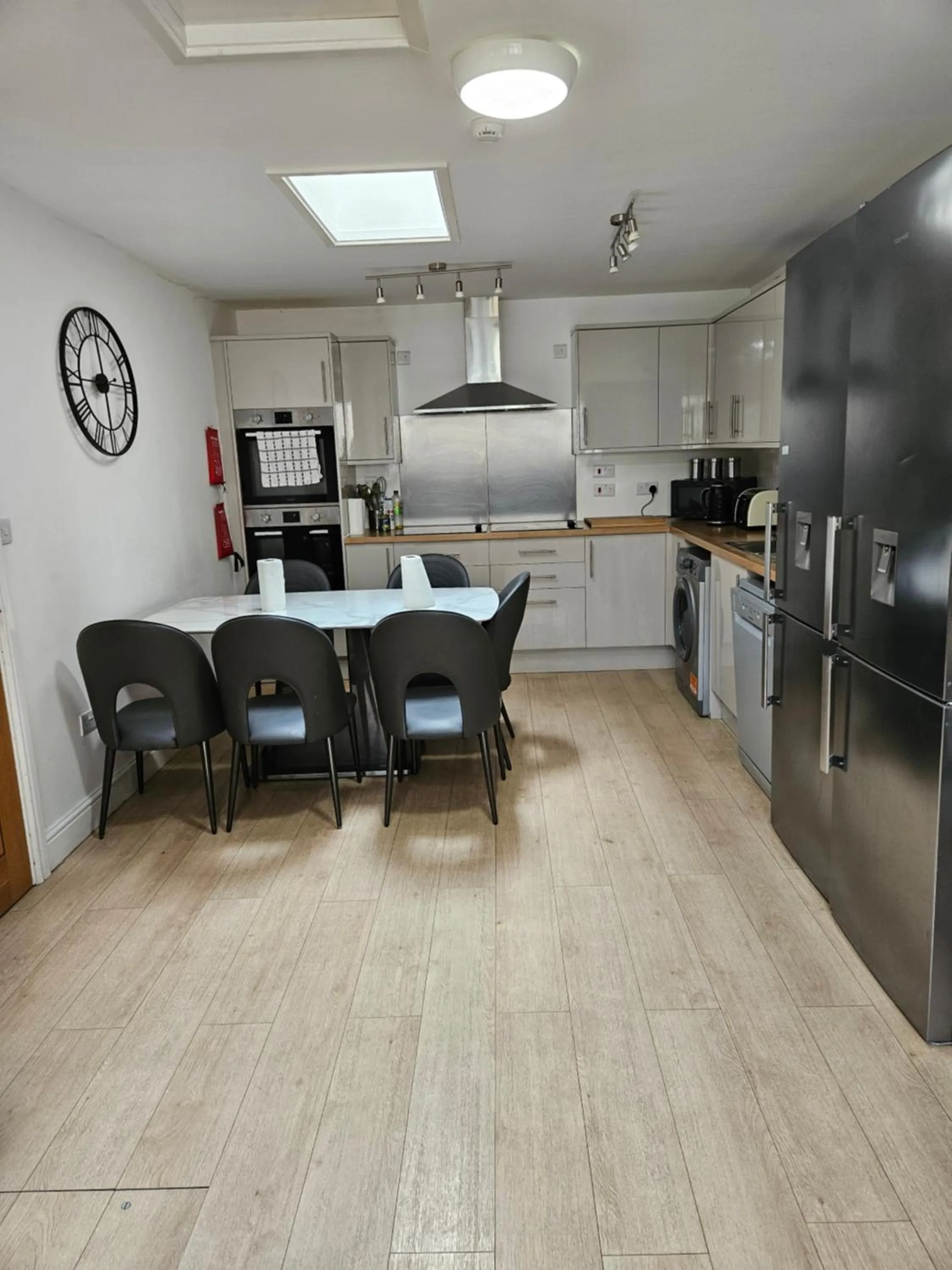 Kitchen or kitchenette in North Cambridge Guesthouse by Payman Club