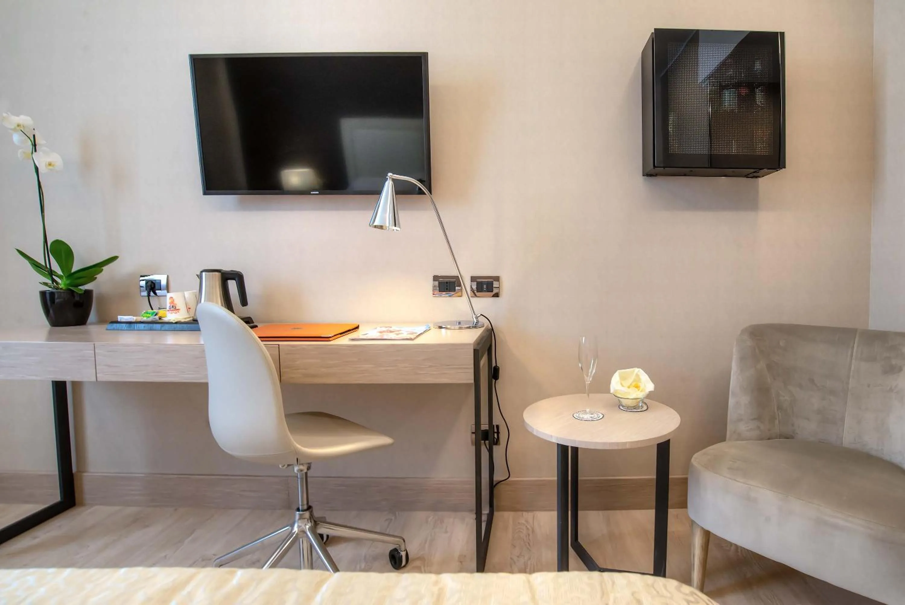 Photo of the whole room in Hotel Genova