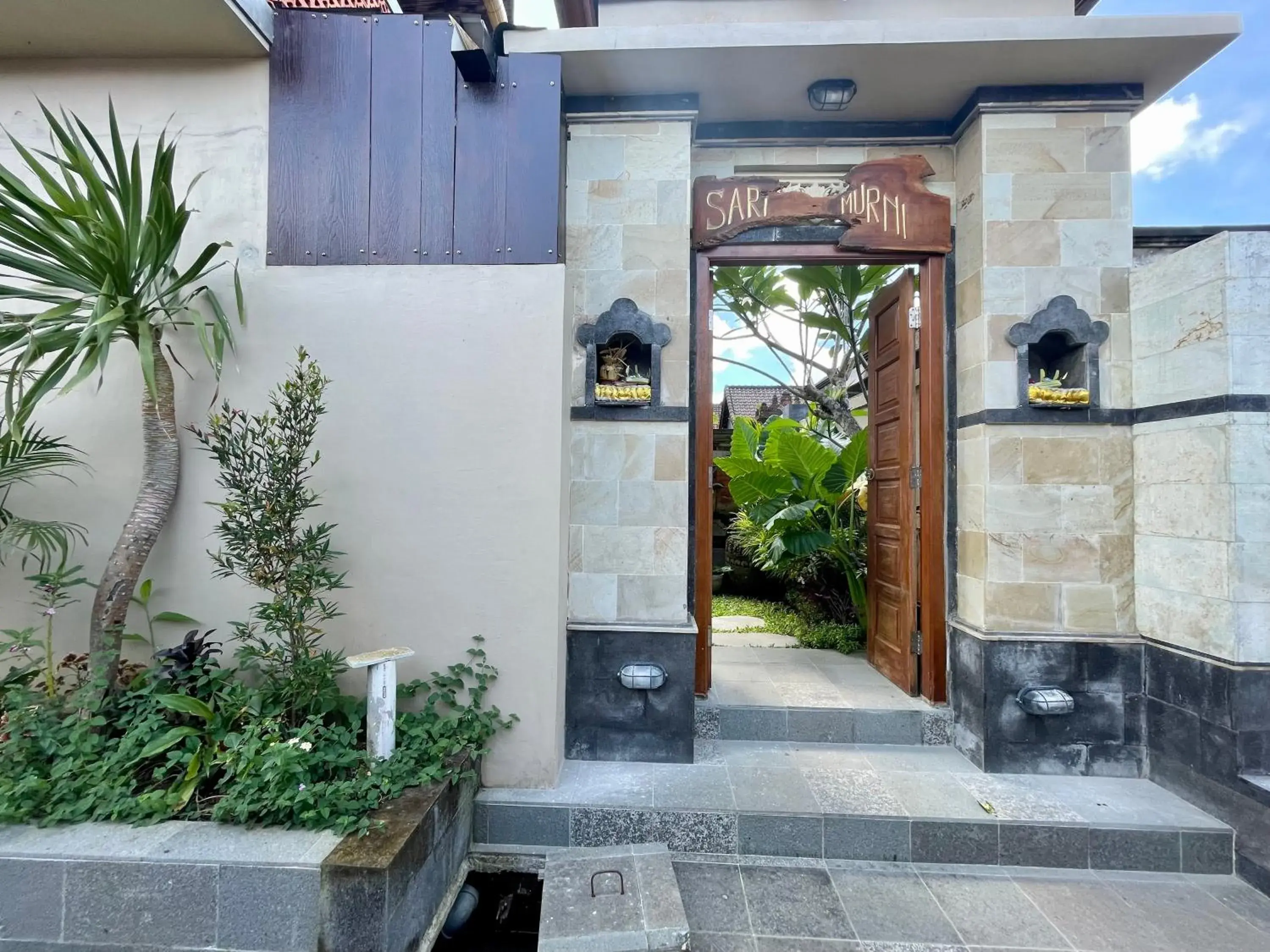 Facade/entrance in Sari Murni Facade/entrance in Sari Murni