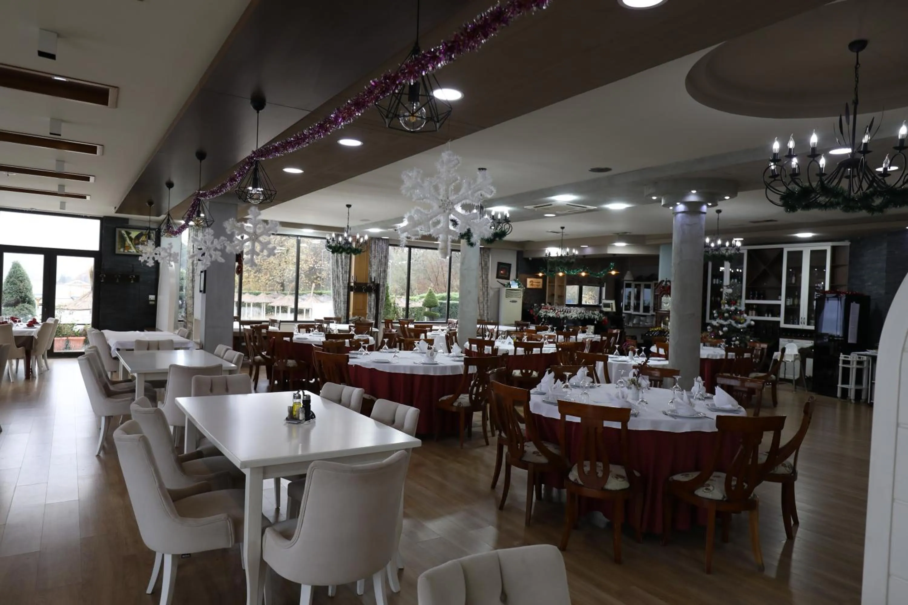 Restaurant/places to eat in Hotel 1 Maji