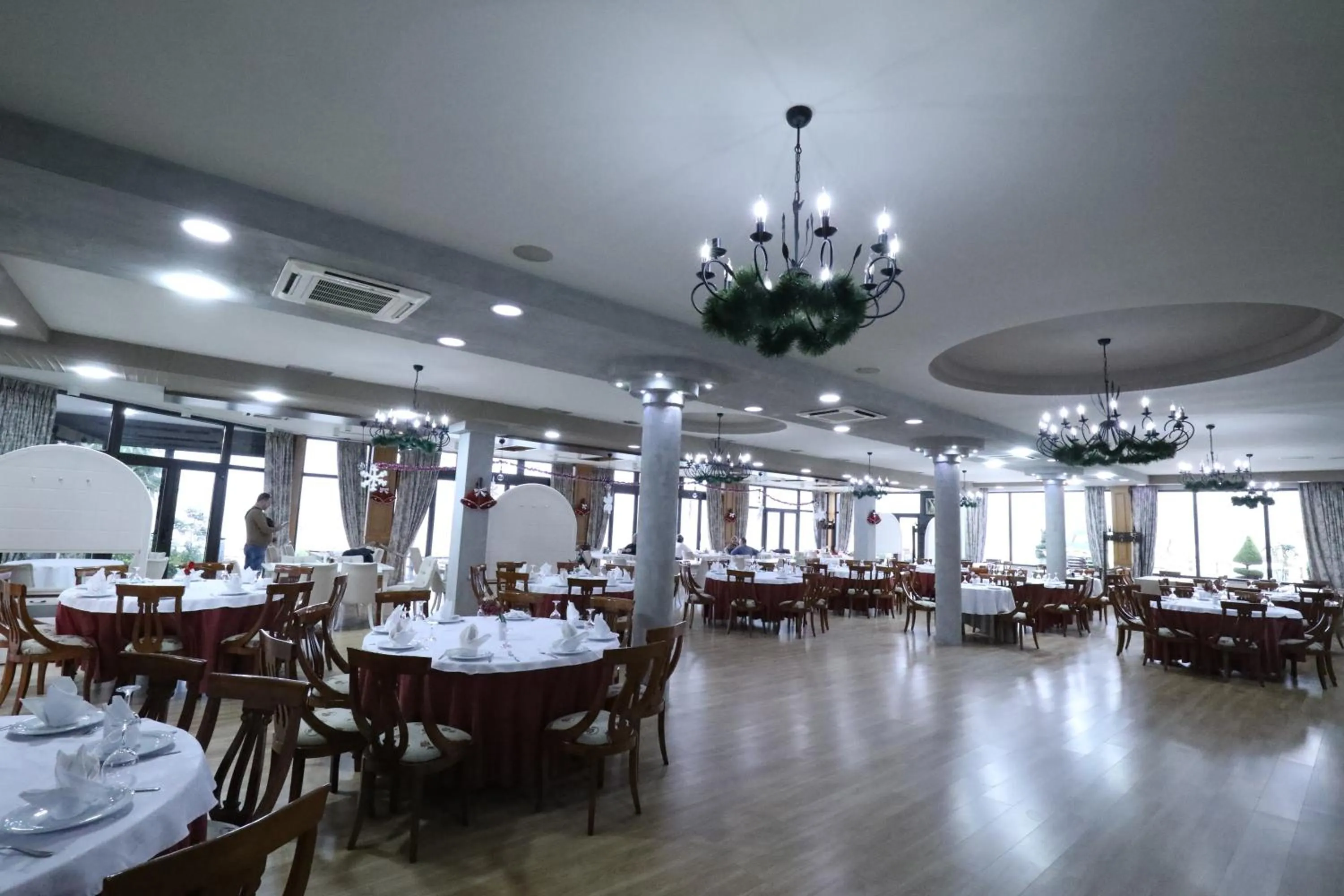 Restaurant/places to eat in Hotel 1 Maji