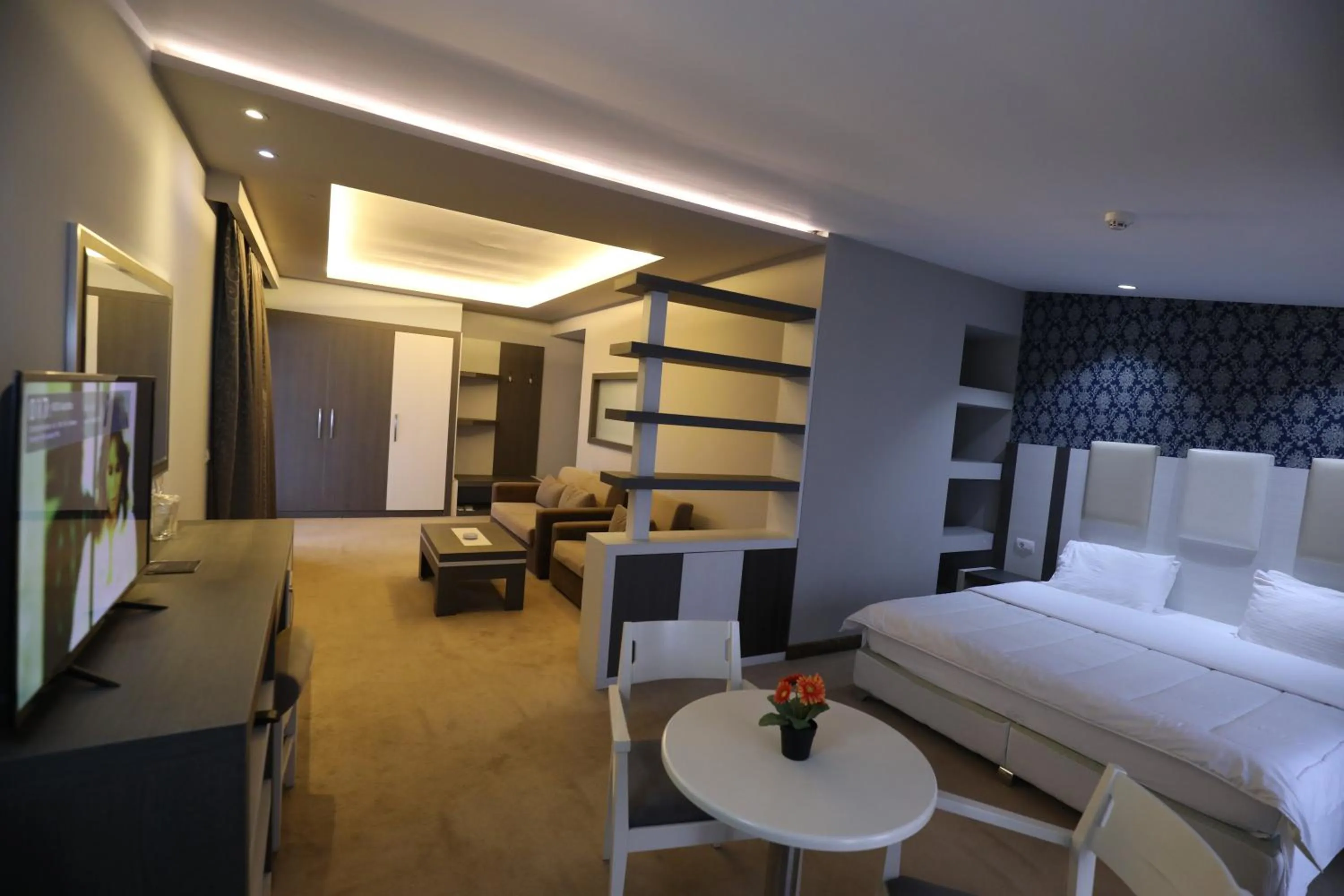 Living room, Bed in Hotel 1 Maji